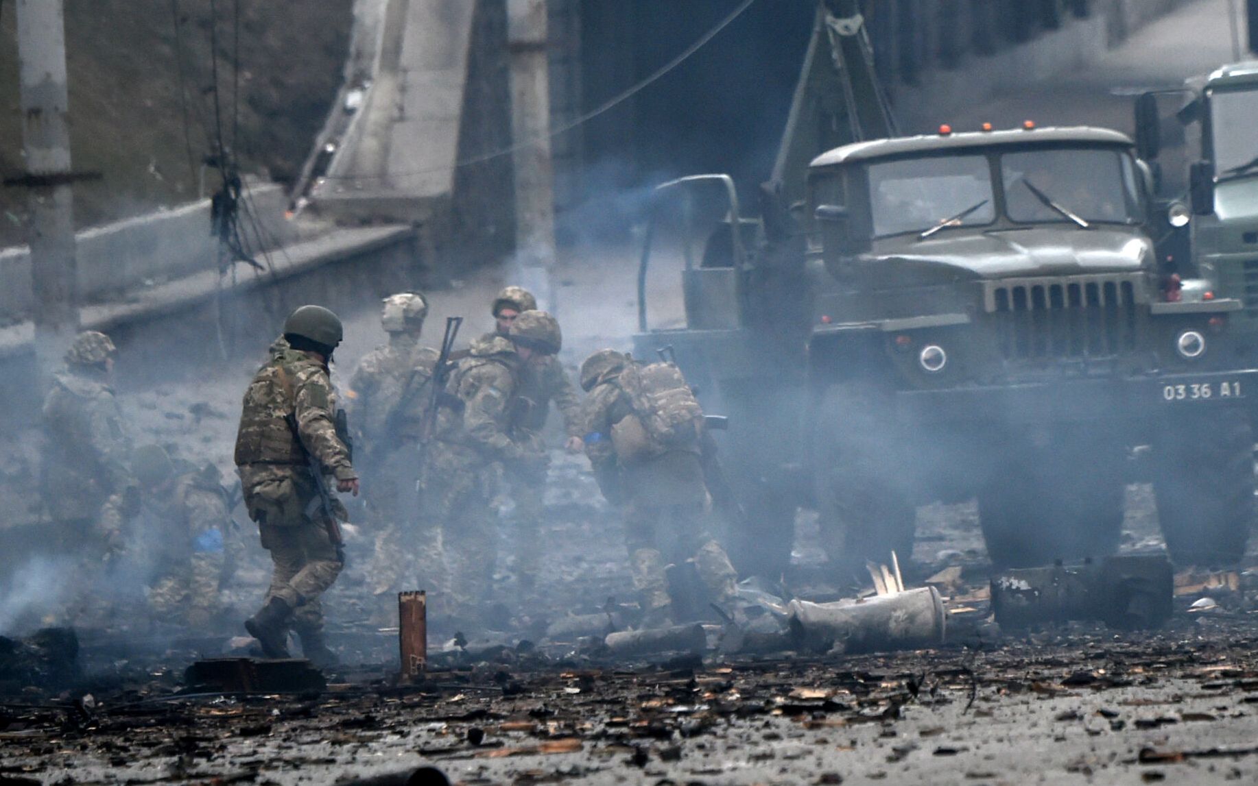 Ukrainian service members collect unexploded shells after a fighting with Russian raiding group in the Ukrainian capital of Kyiv in the morning of February 26, 2022, according to Ukrainian service personnel at the scene. - Ukrainian soldiers repulsed a Russian attack in the capital, the military said on February 26 after a defiant President Volodymyr Zelensky vowed his pro-Western country would not be bowed by Moscow. It started the third day since Russian leader Vladimir Putin unleashed a full-scale invasion that has killed dozens of people, forced more than 50,000 to flee Ukraine in just 48 hours and sparked fears of a wider conflict in Europe. (Photo by Sergei SUPINSKY / AFP)