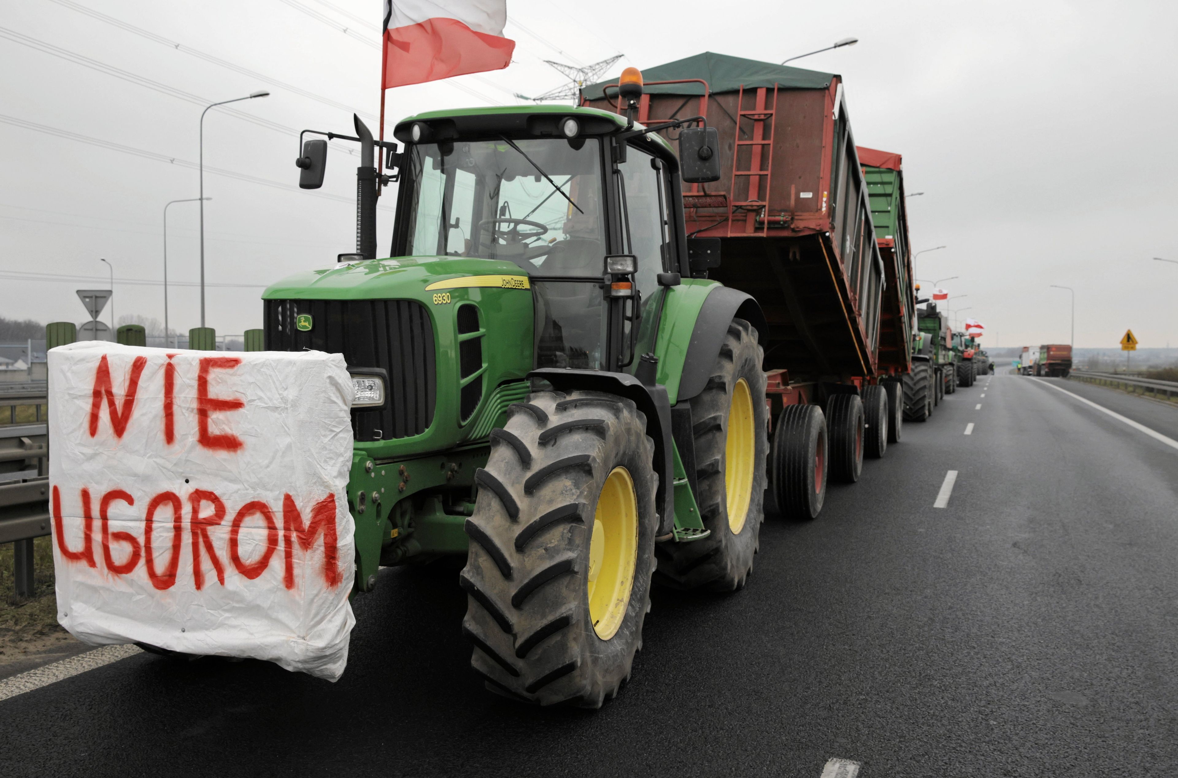 Traktor na wielkim banerem Nie ugorom