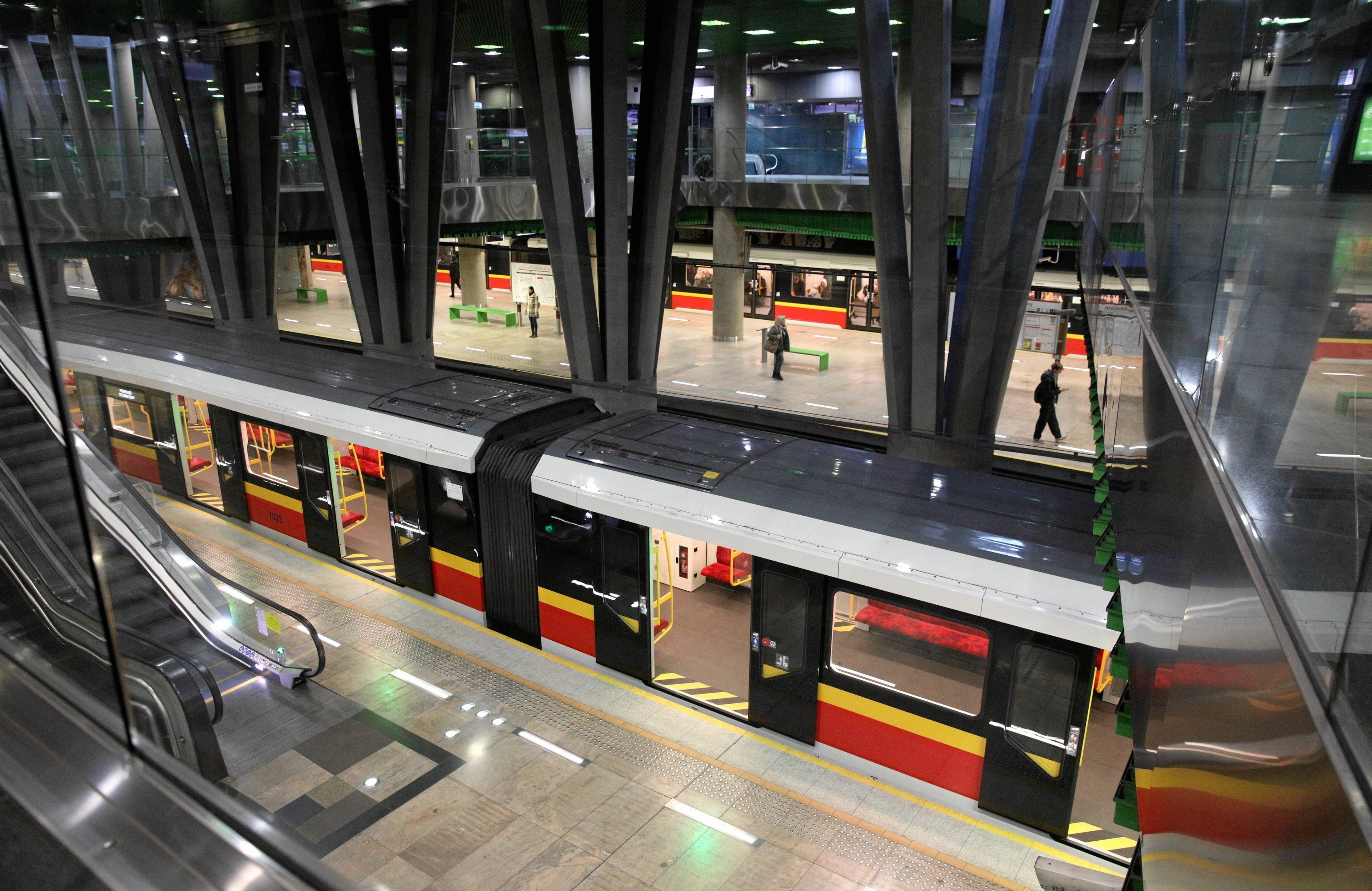 stacja warszawskiego metra widziana od góry