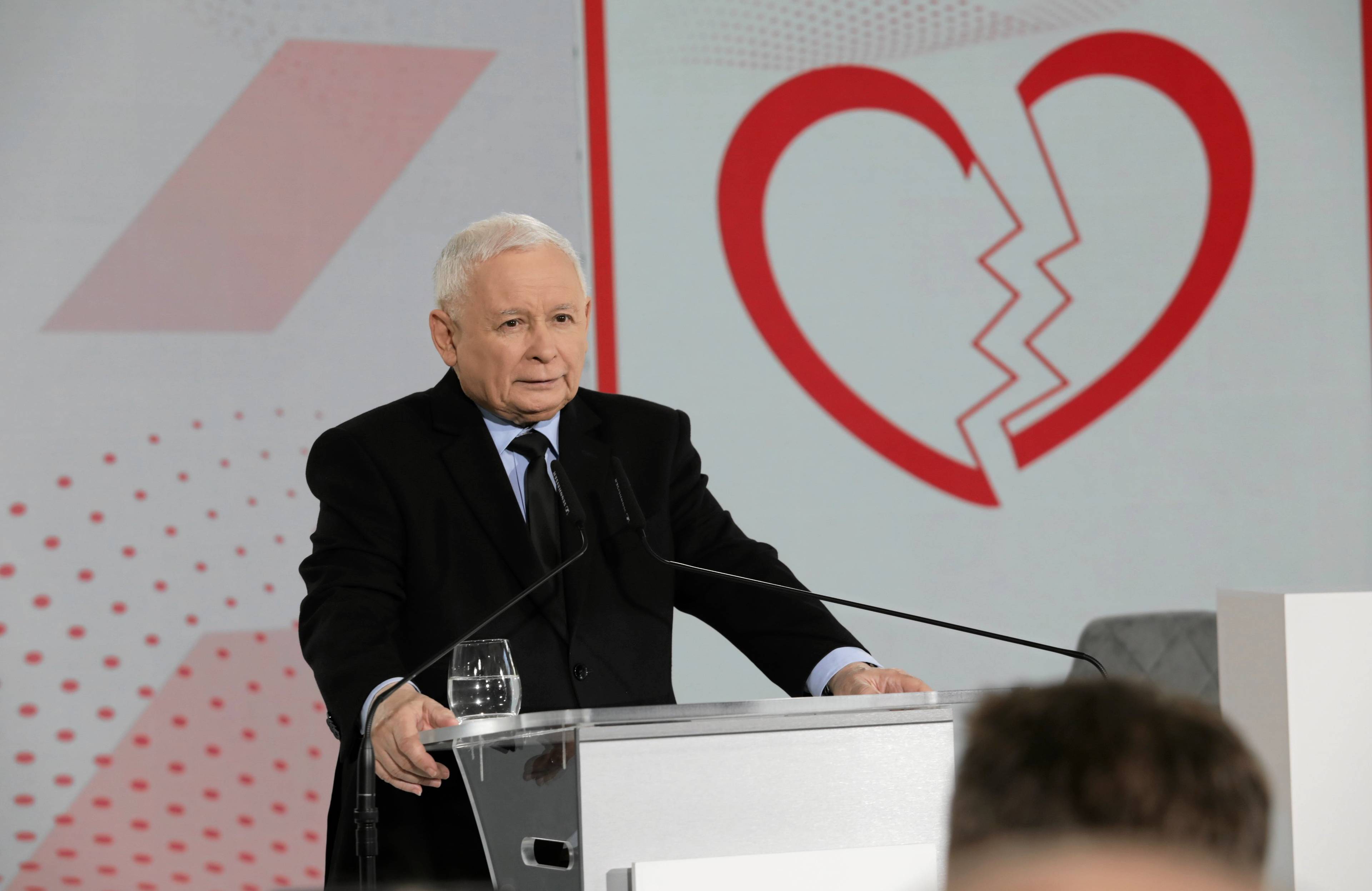 Prezes PiS Jarosław Kaczyński przed mikrofonem
