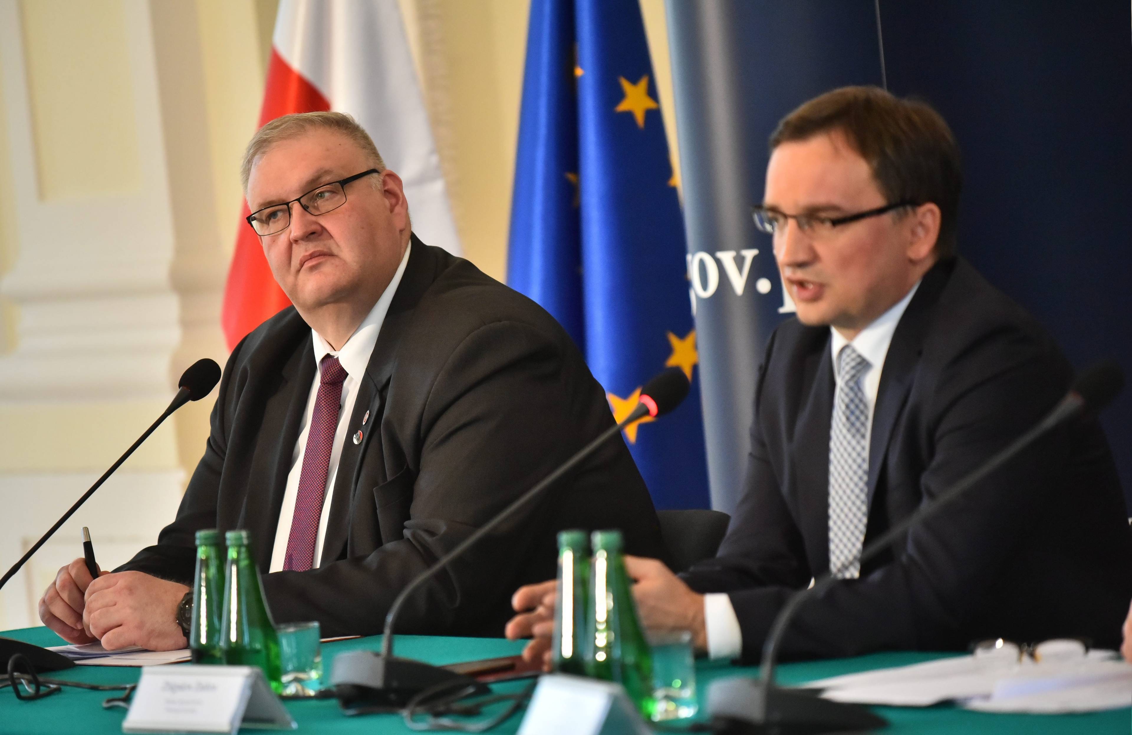 Bogdan Święczkowski i Zbigniew Ziobro siedzą obok siebie na konferencji prasowej