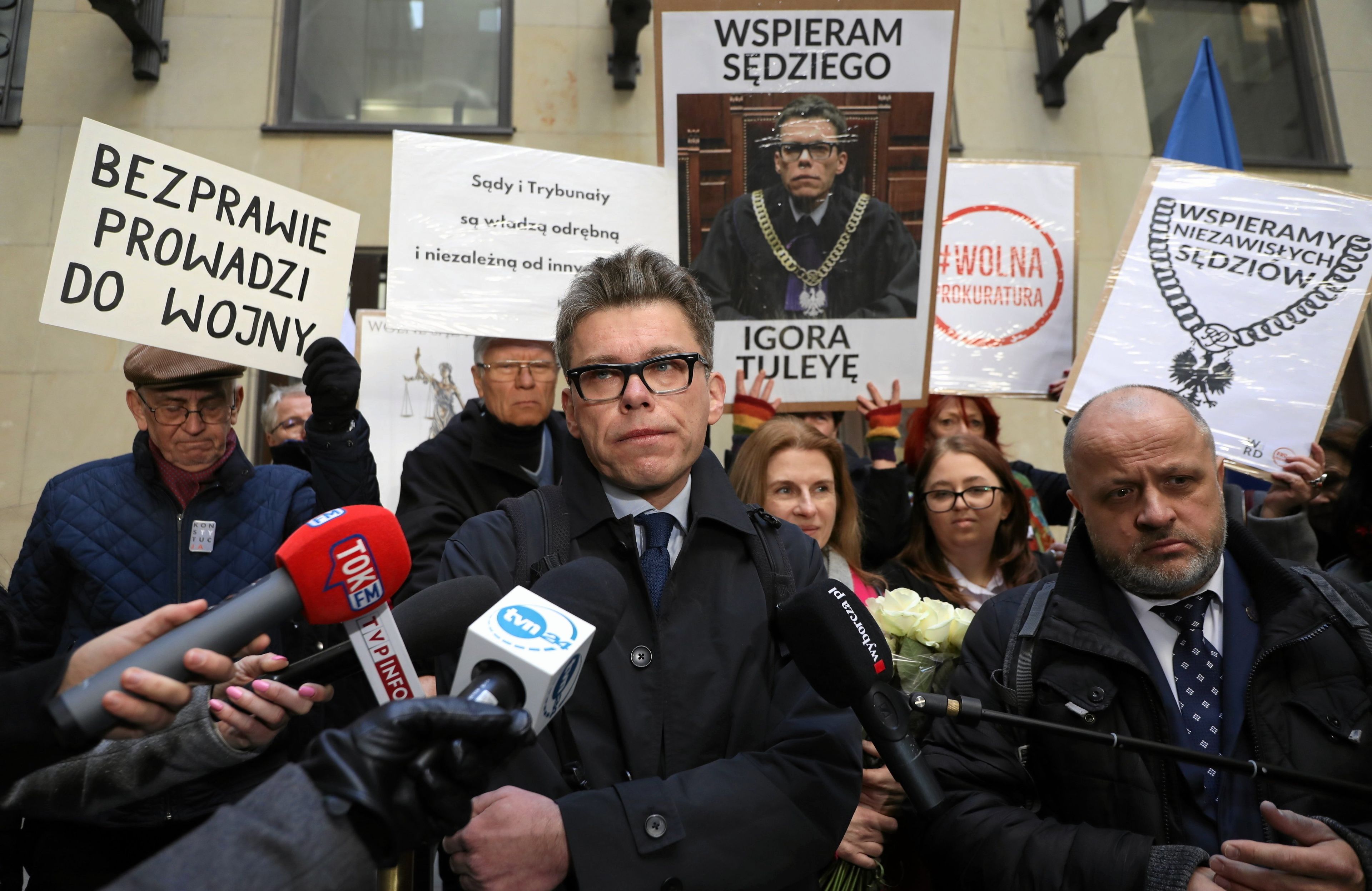 Mężczyźni na demonstracji