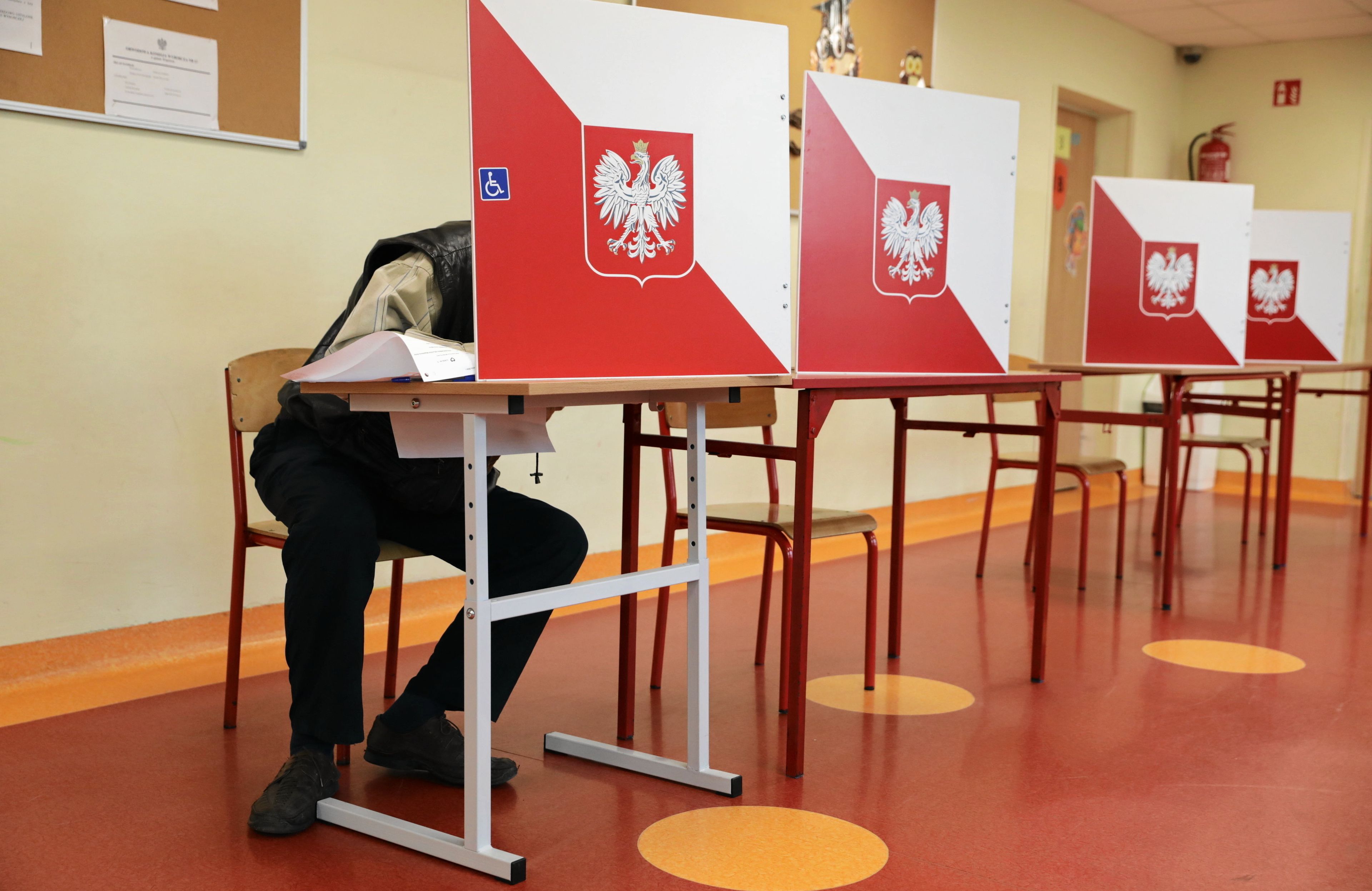 głosowanie ,ludzie za parawanami