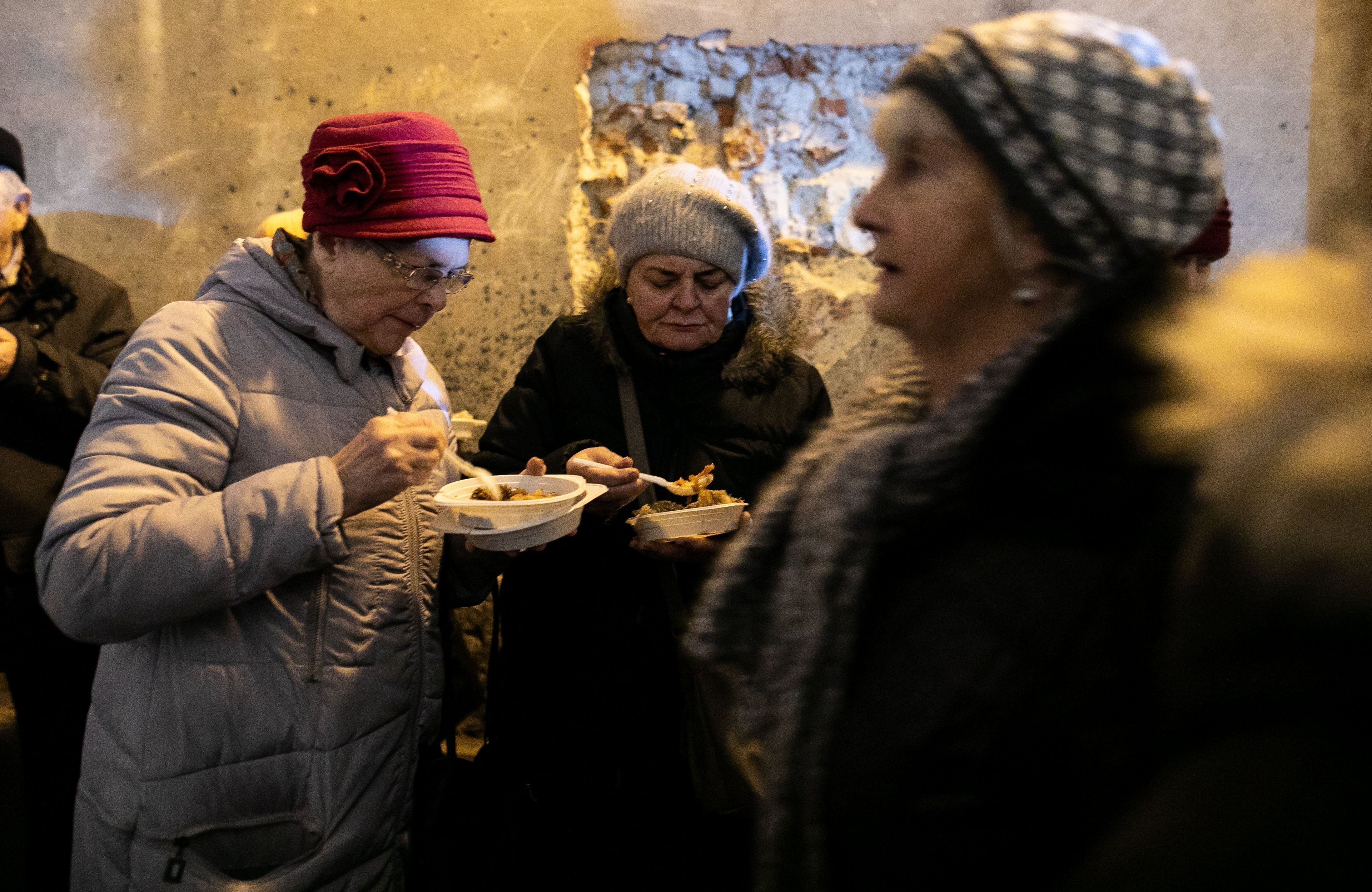 Kobiety jedzą posiłek w ramach wigilii dla ubogich