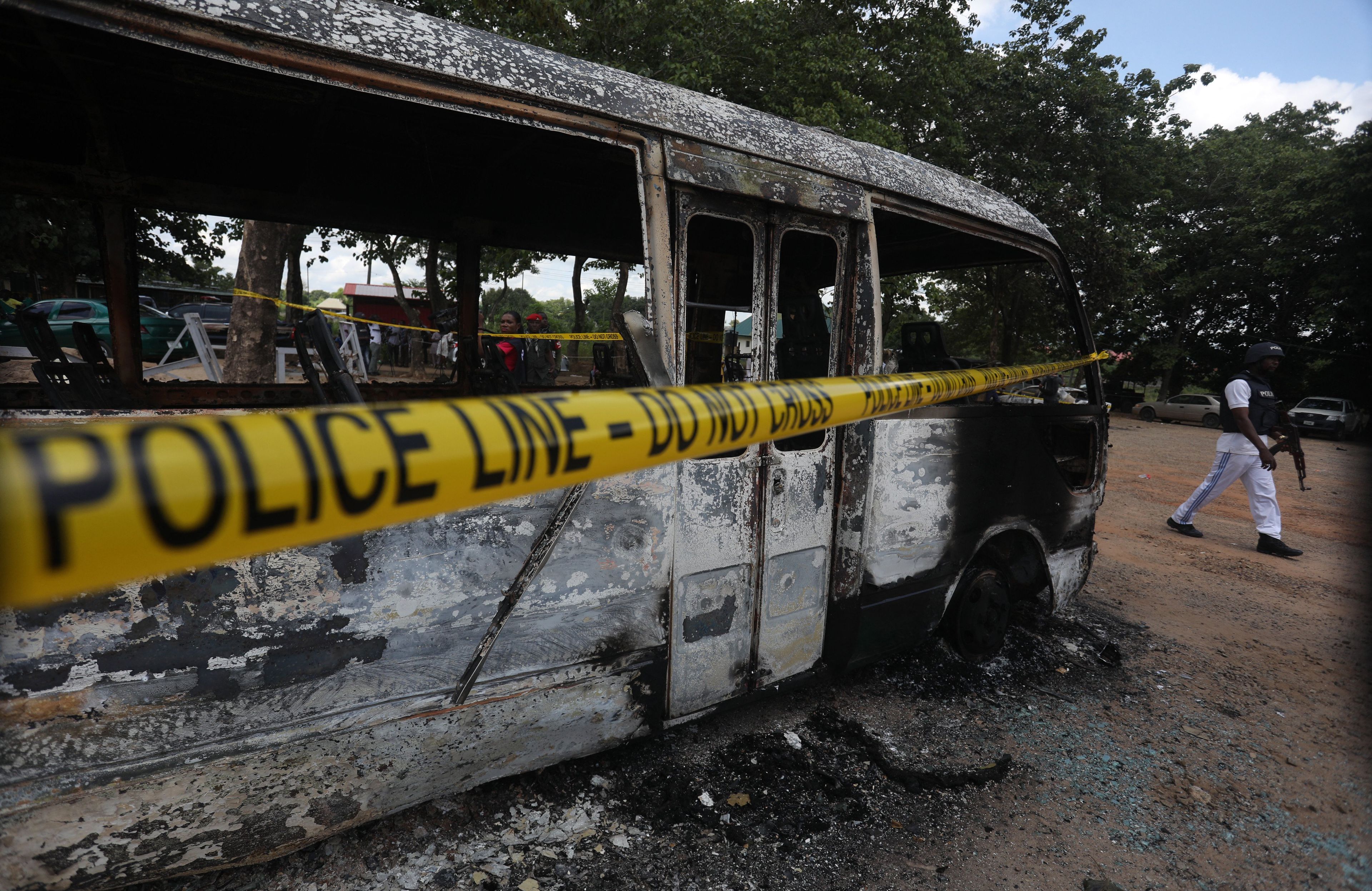 Spalony autobus więzienny po ataku organizacji terrorystycznej Boko Haram