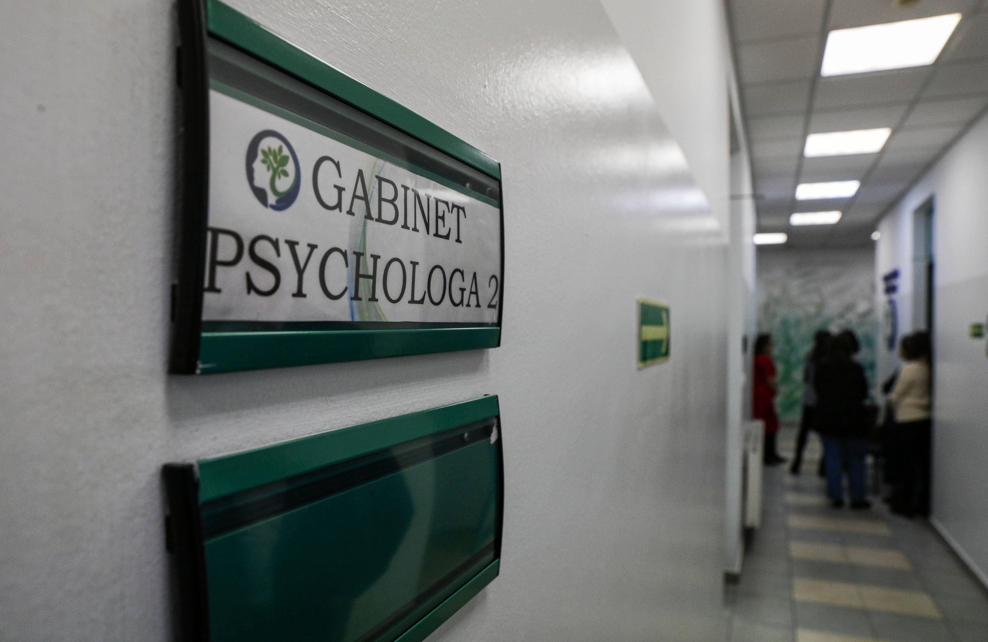 Na uchylonych drzwiach tabliczka z napisem psycholog