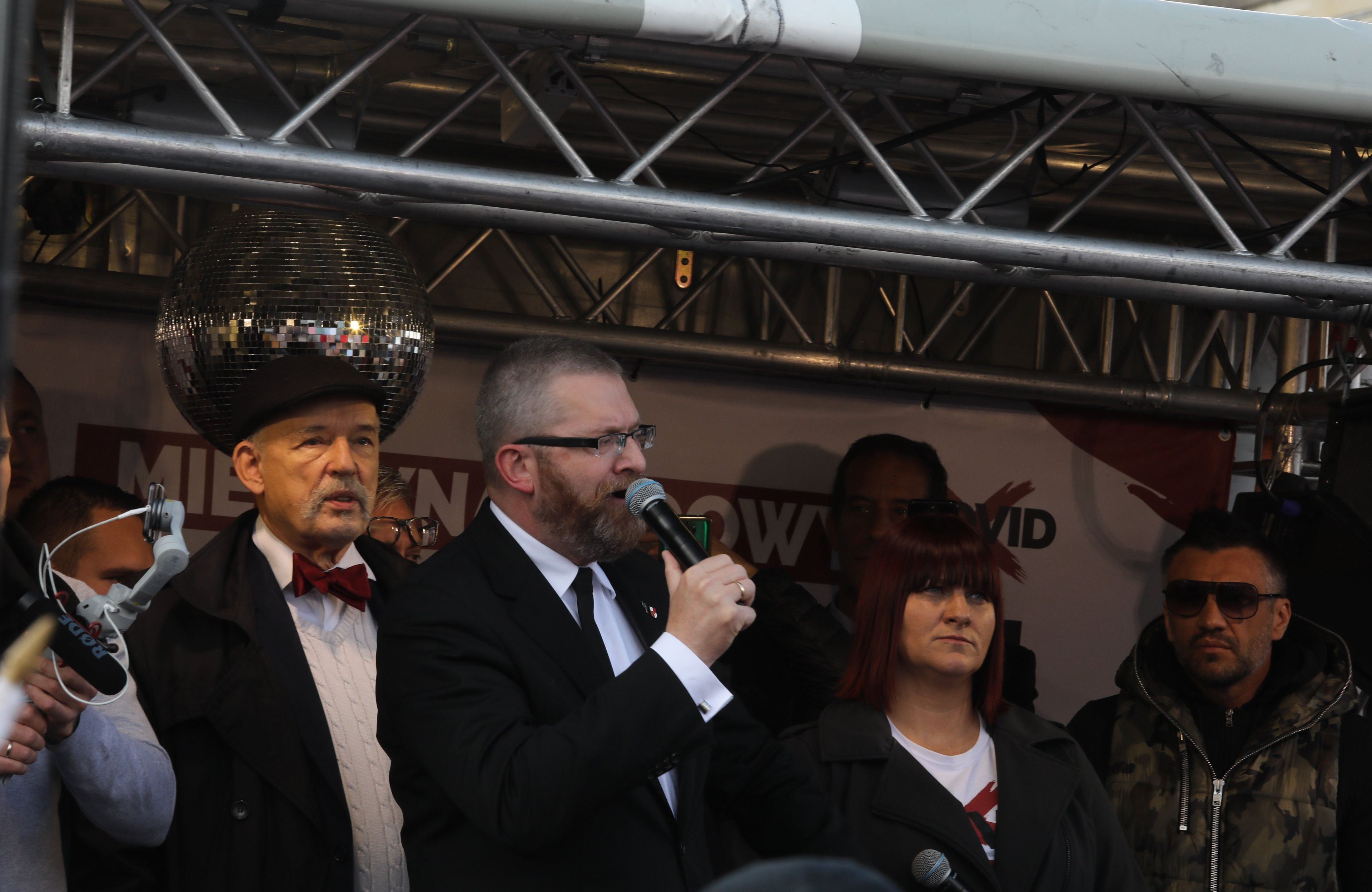 24.10.2020  Warszawa. Miedzynarodowy Marsz o Wolnosc – marsz niewierzacych w pandemie koronawirusa . nz Janusz Korwin Mikke , Grzegorz Braun i Justyna Socha