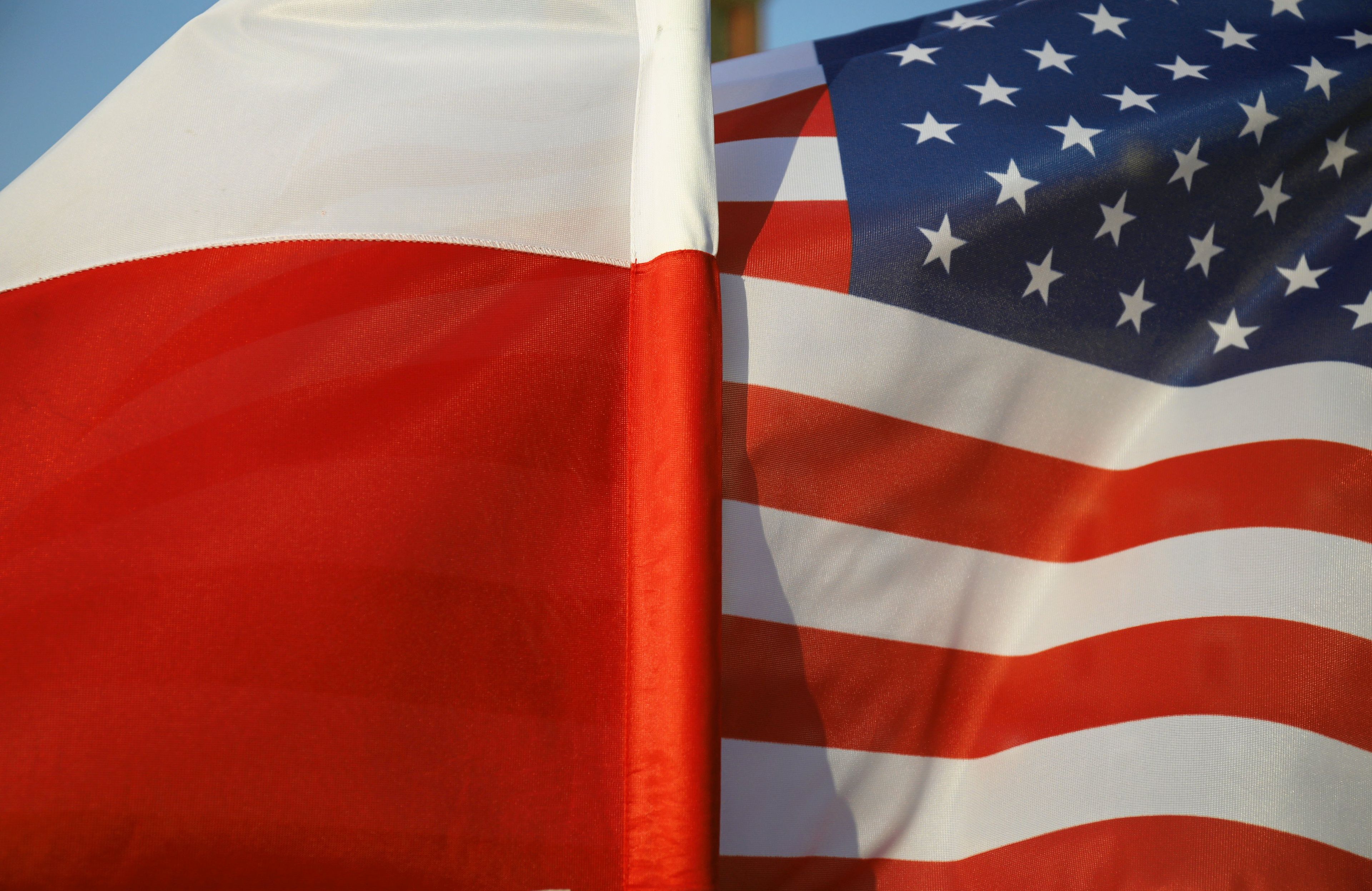 zachodzące na siebie flagi USA i Polski