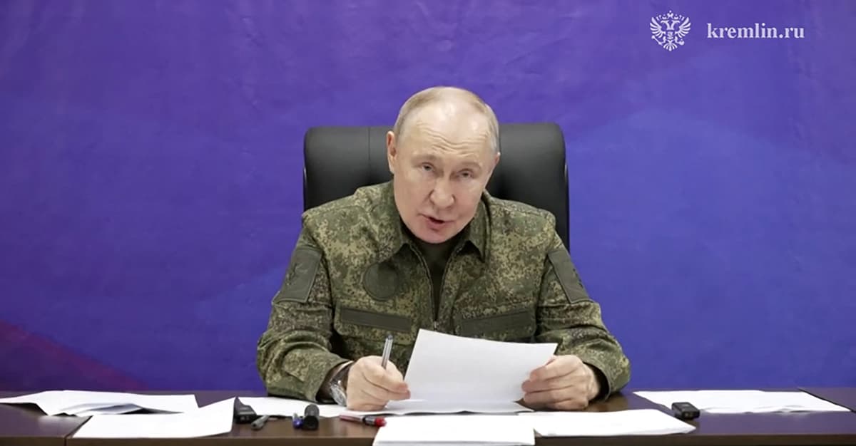 Przed spotkaniem z Witkoffem Putin znów przebrał się w mundur