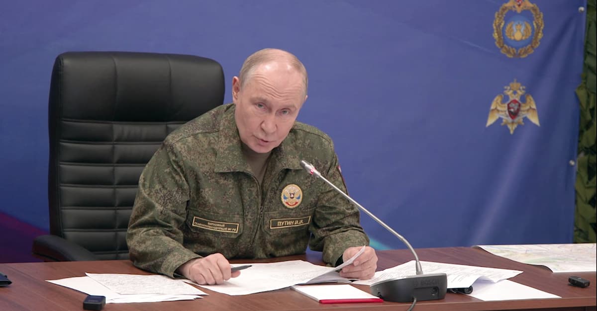 Putin znowu w mundurze. Straszy i dementuje ukraińskie sukcesy