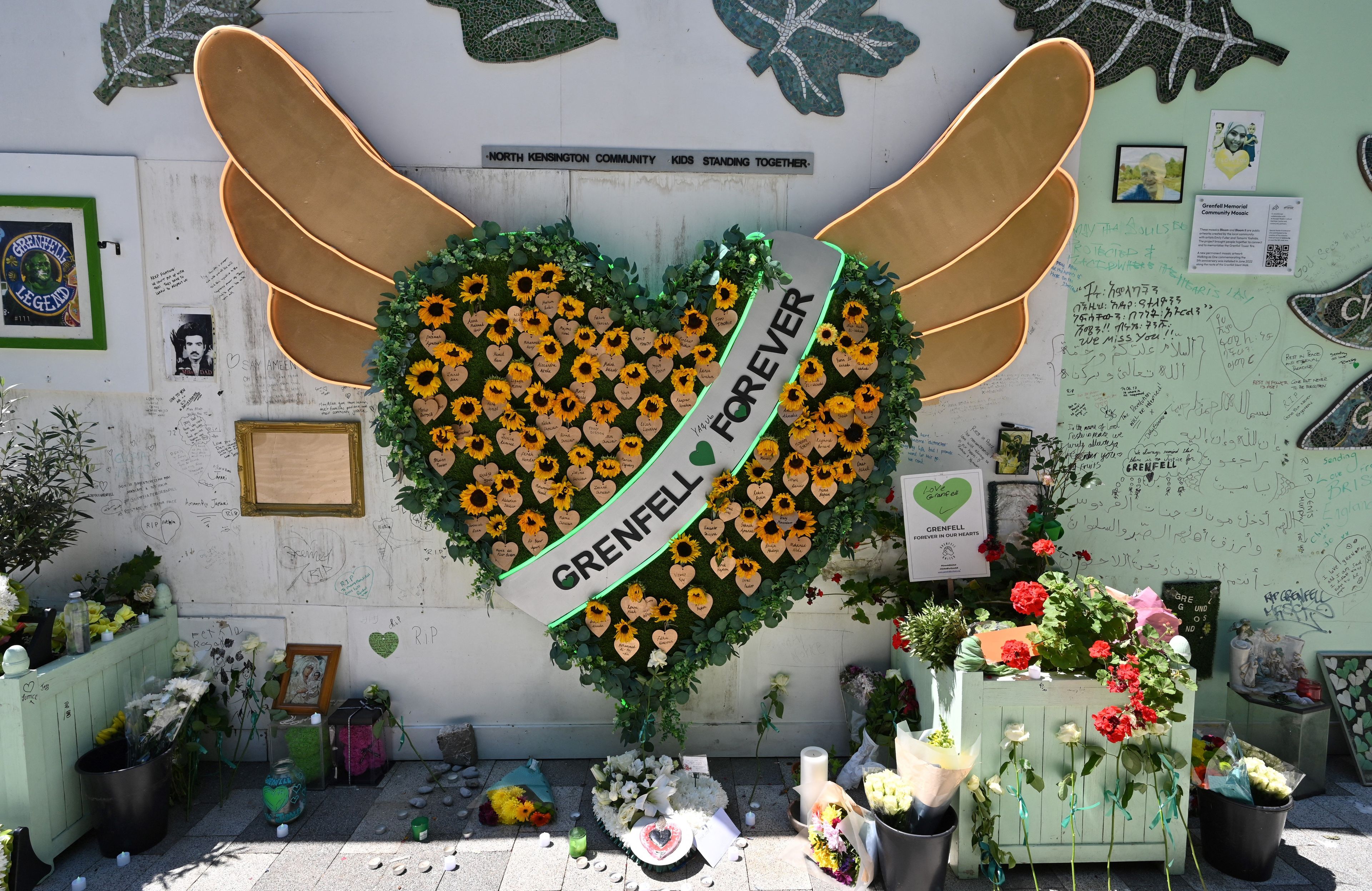 Serce z kwiatów z napisem „Grenfell forever"