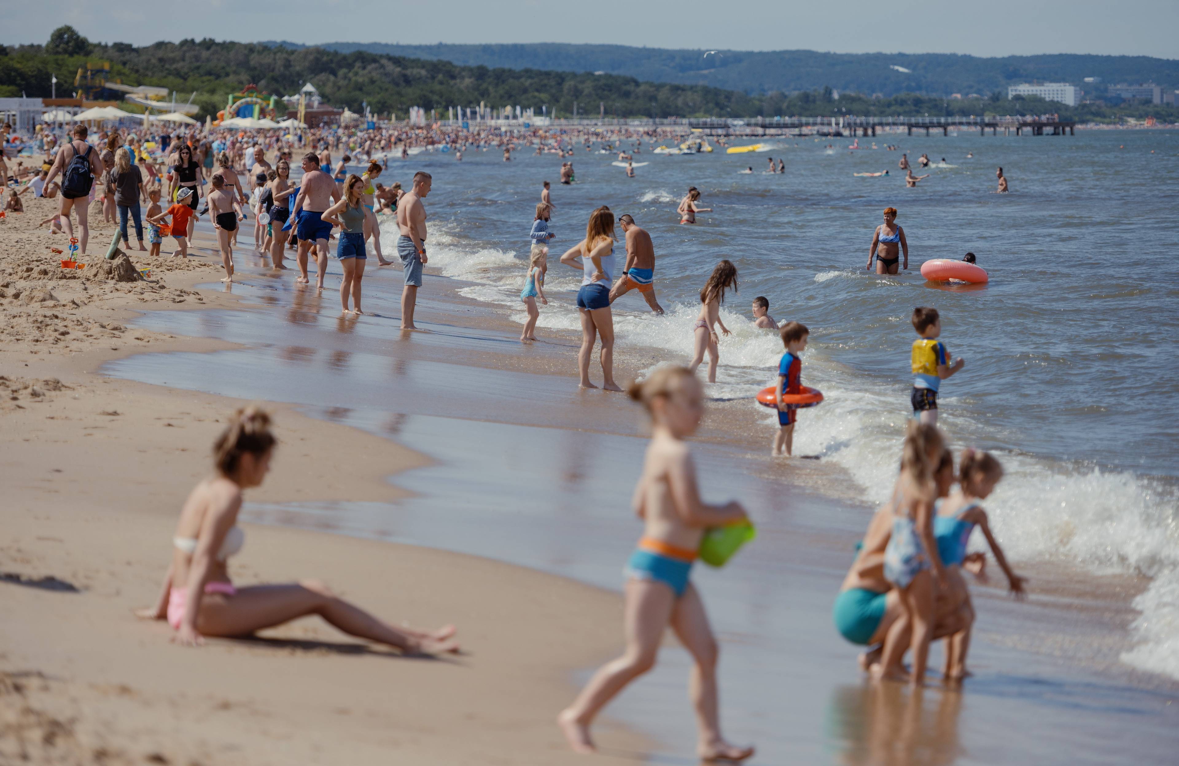 Plażowicze odpoczywają nad morzem. Depopulacja