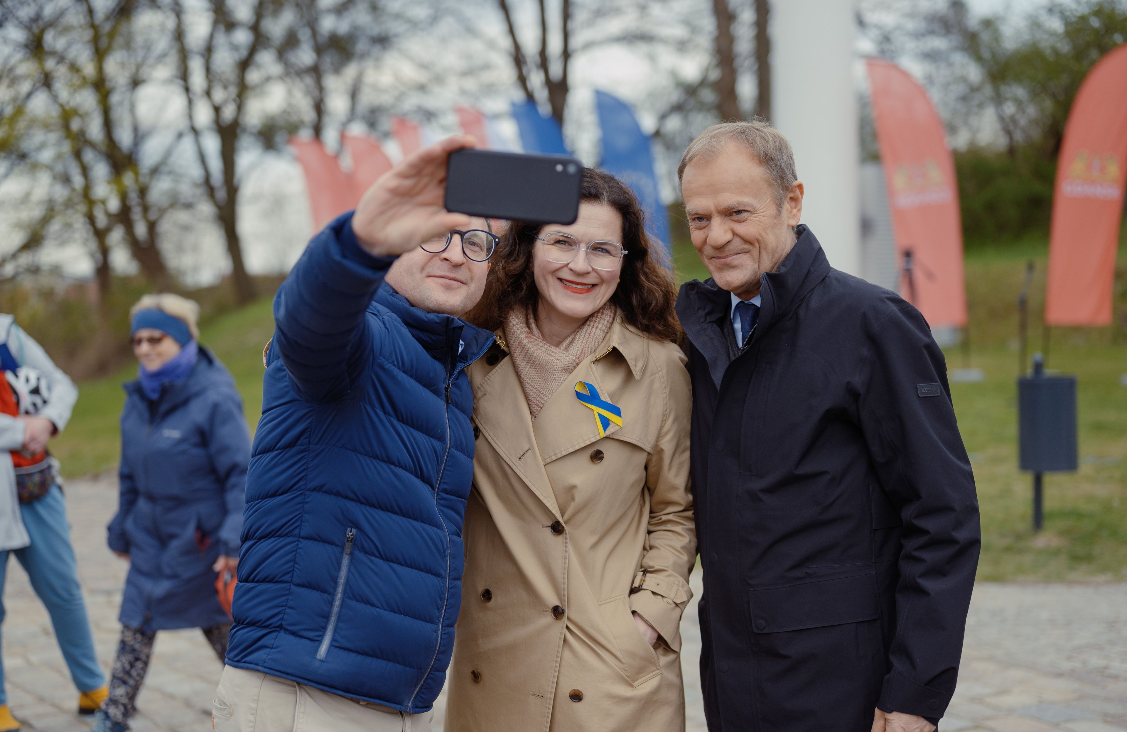 Tusk i Dulkiewicz robią sobie selfie