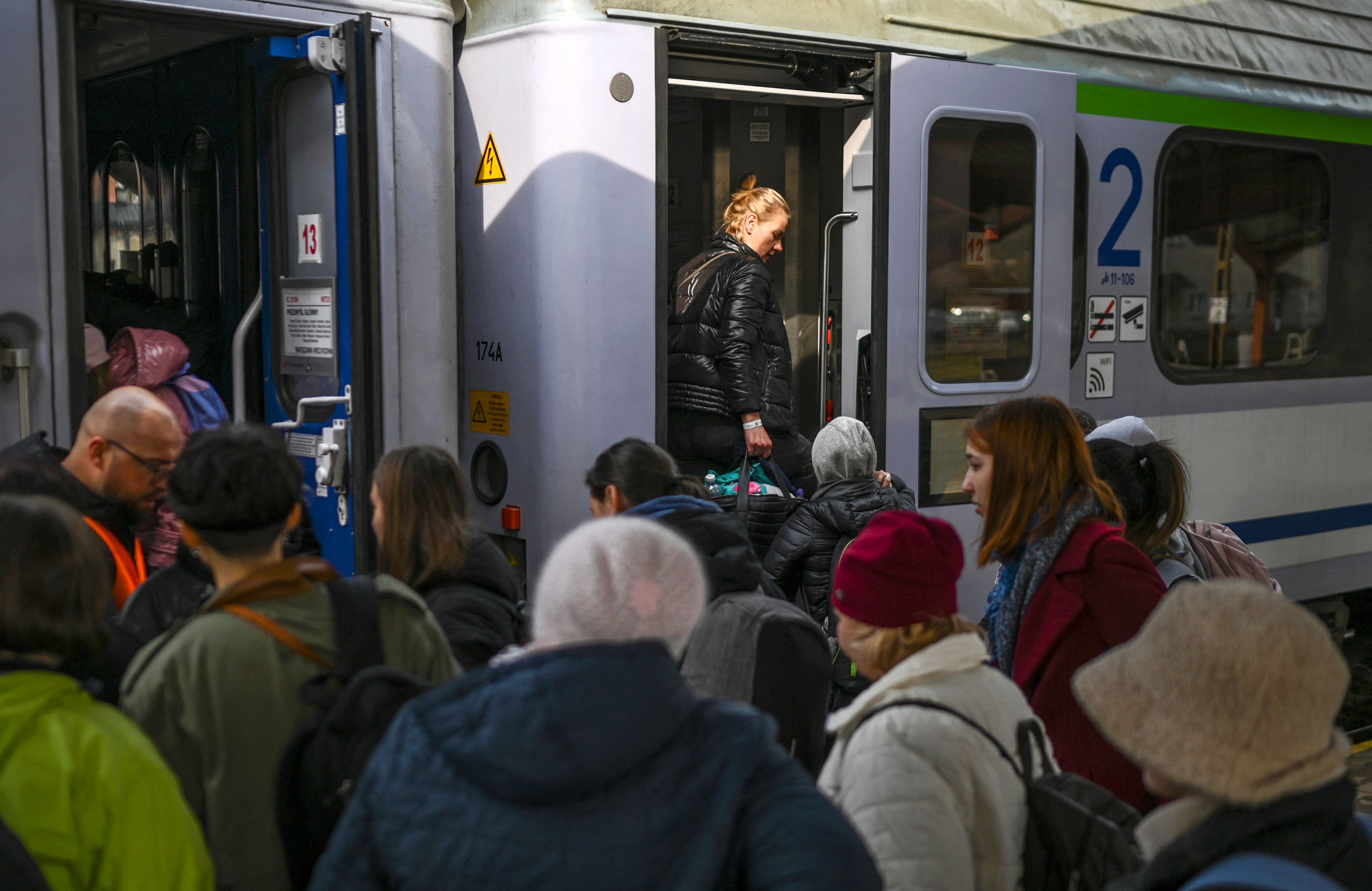 Ukraińscy uchodźcy na polskim dworcu