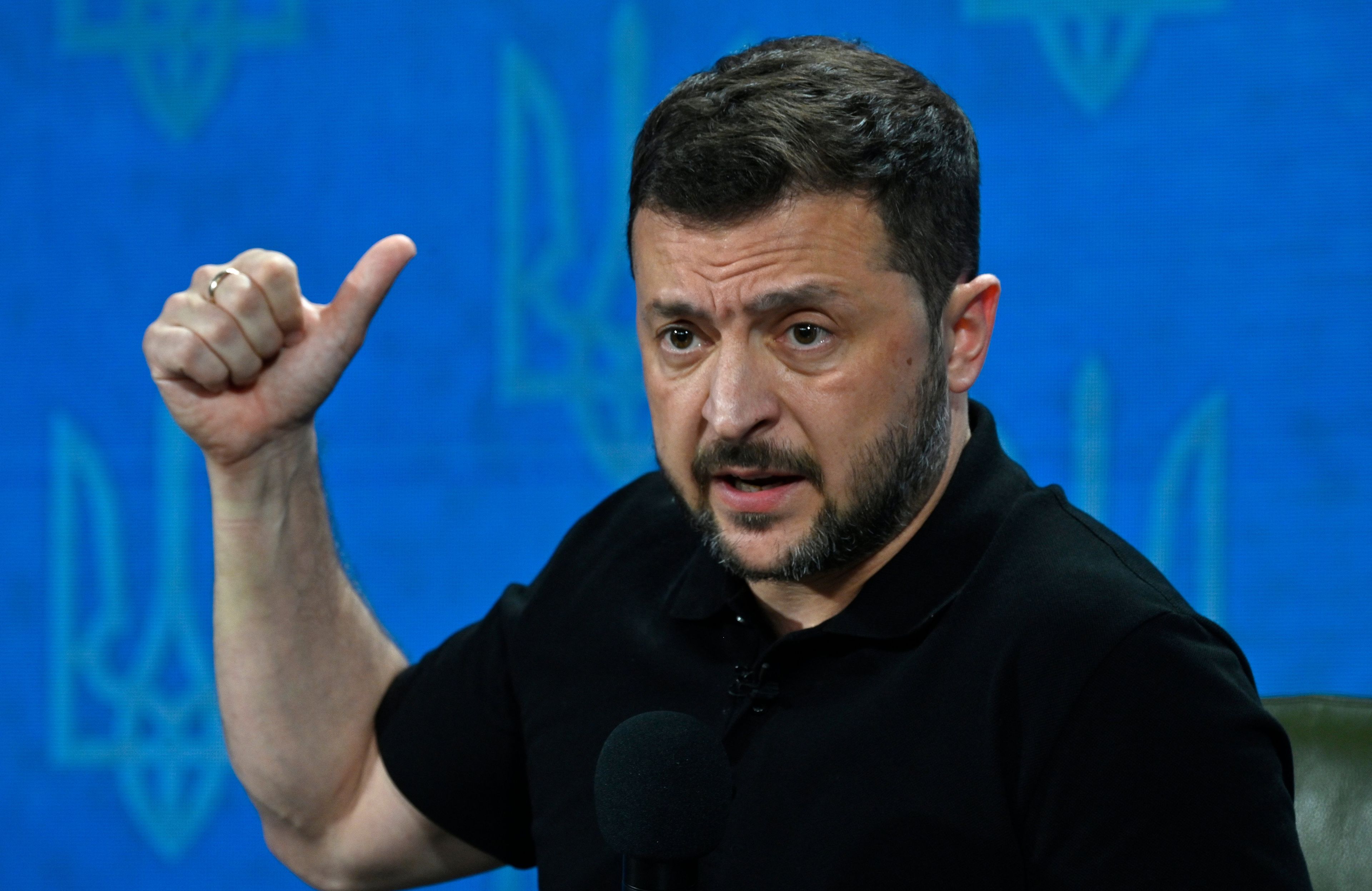 Na zdjęciu jest mężczyzna ok. 45 lat. Jest ubrany w czarną koszulę. Ma czarne krótkie włosy i brodę.