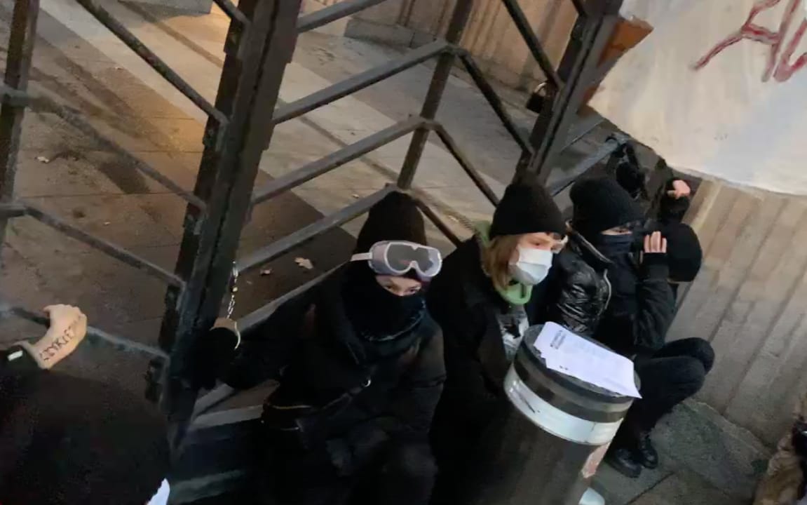 Grafika do artykułu Strajk Kobiet przykuł się do bram MEN. Policja zatrzymała dziennikarkę, potrąciła aktywistę