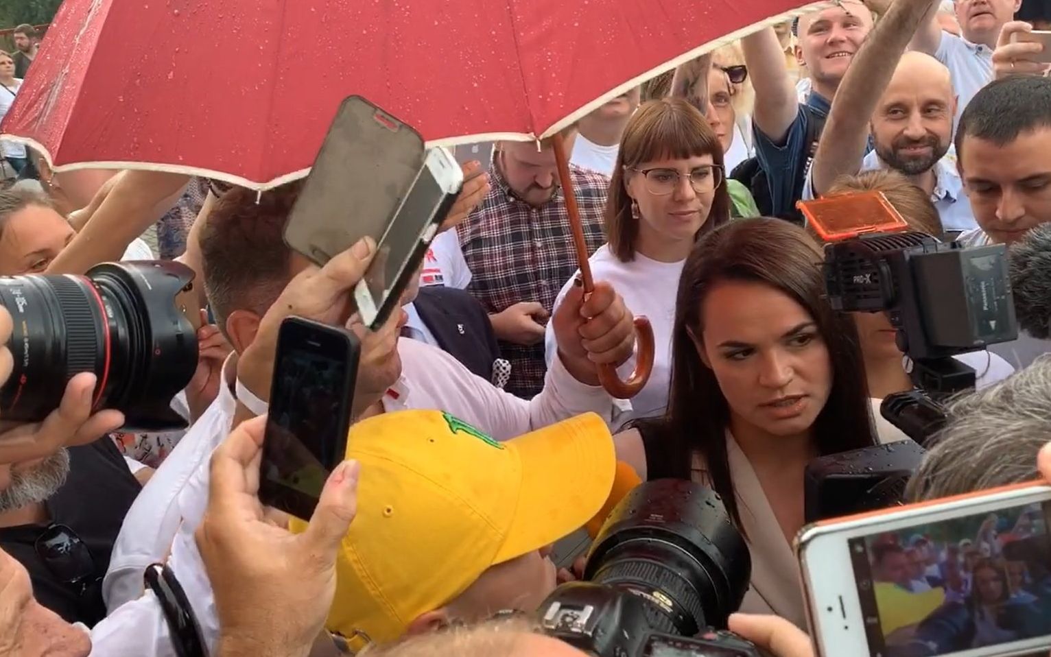 Grafika do artykułu Swiatłana Cichanouska zagłosowała, Białoruś pełna nadziei. Reżim szykuje armię na wieczór