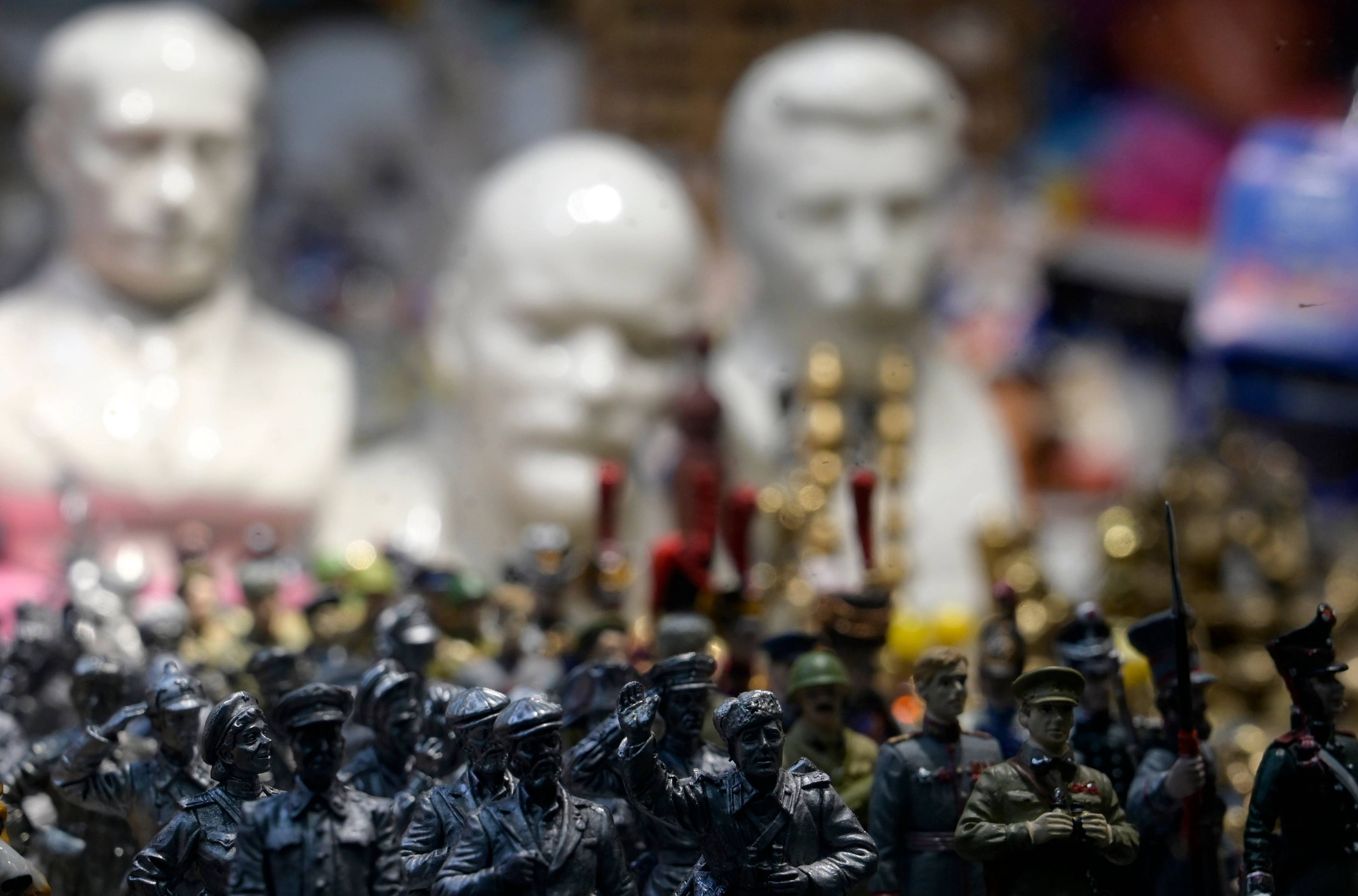 Figurki zołnierzy i popiersia Stalina, Lenina i Putina na wystawie sklepowej