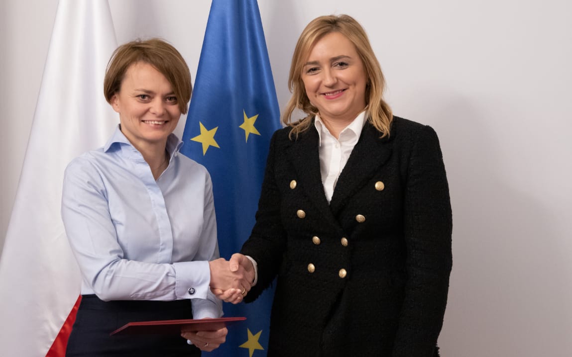 Grafika do artykułu Spod skrzydeł Dworczyka do Ministerstwa Rozwoju. Kim jest Olga Semeniuk?