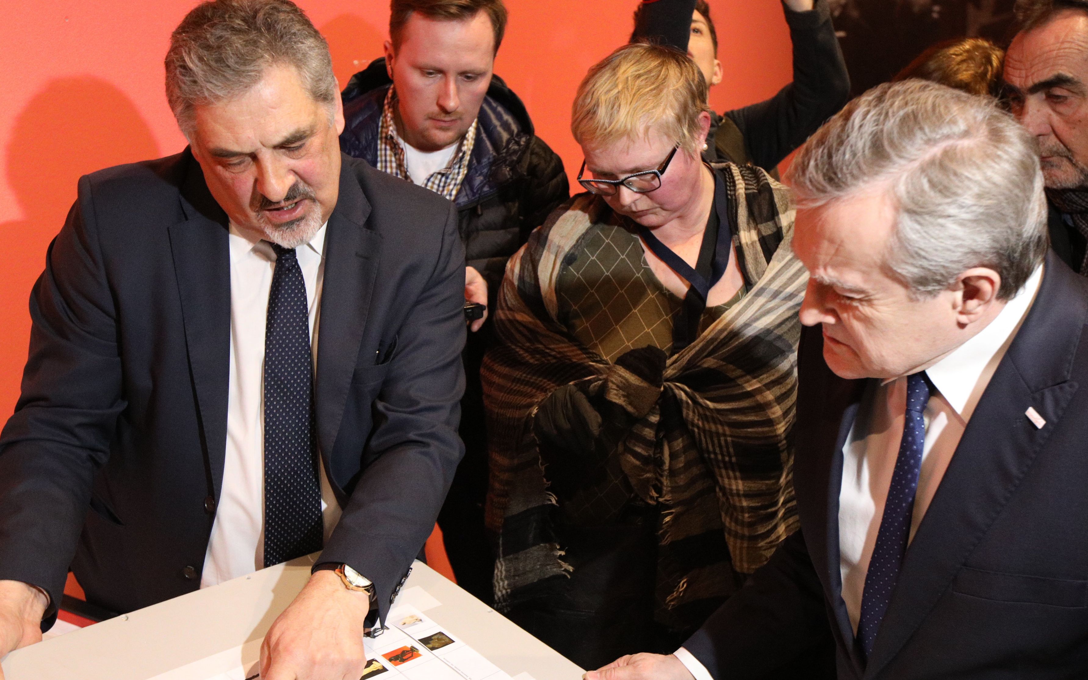 21.03.2019 Warszawa , Aleje Jerozolimskie . Muzeum Narodowe . Dyrektor Muzeum Narodowego w Warszawie Jerzy Miziolek (L), minister kutlury i dziedzictwa narodowego Piotr Glinski (P) podczas prezentacji nowo zakupionych przez Muzeum rzezb Augusta Zamoyskiego . 
Fot. Jedrzej Nowicki / Agencja Gazeta