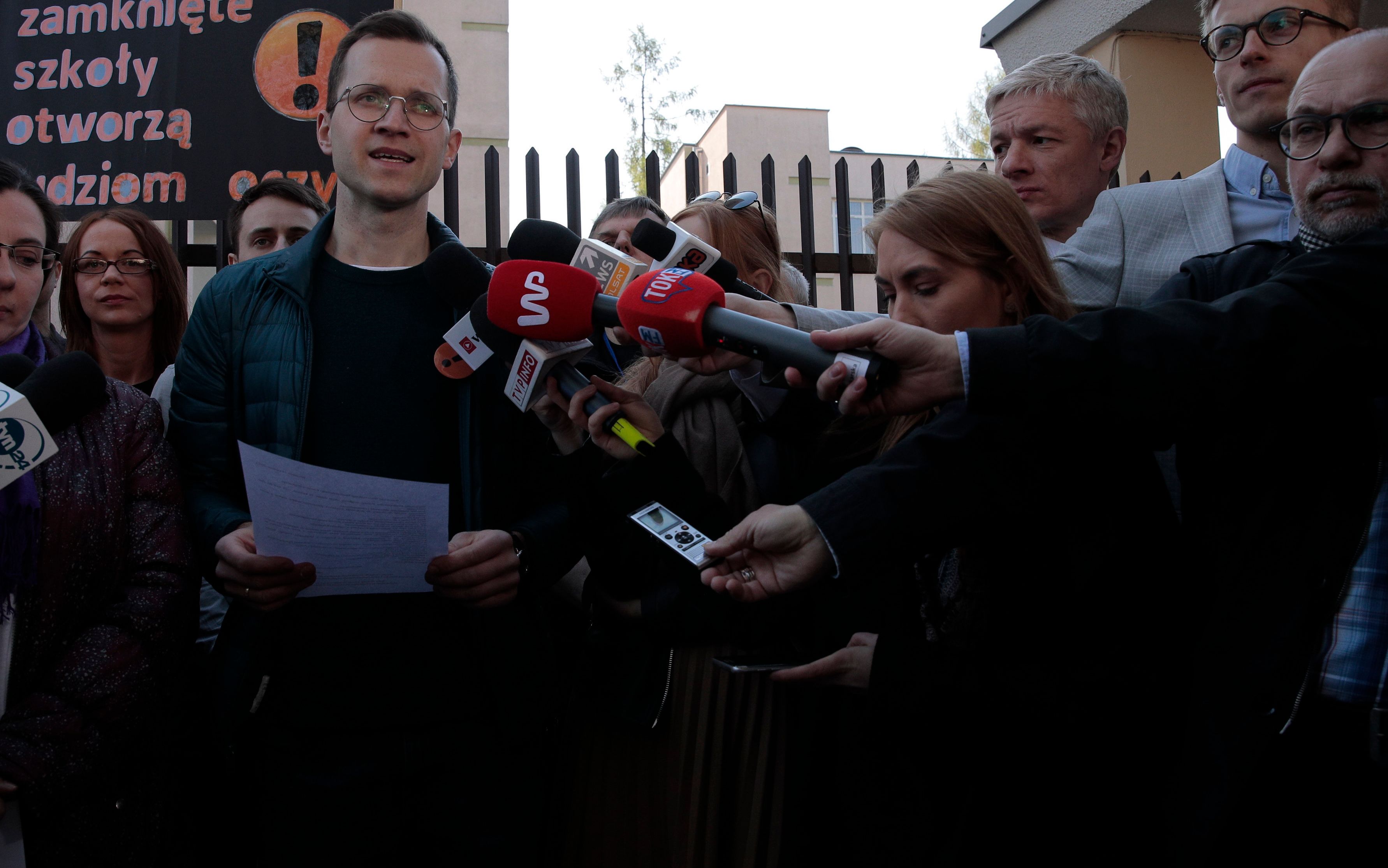 18.04.2019 Warszawa , ulica Limanowskiego. Centrum Partnerstwa Spolecznego '' Dialog ''. Jedenasty dzien strajku nauczycieli . Przedstawiciele Warszawskiego Miedzyszkolnego Komitetu Strajkowego poczas oswiadczenia . 
Fot. Dawid Zuchowicz / Agencja Gazeta