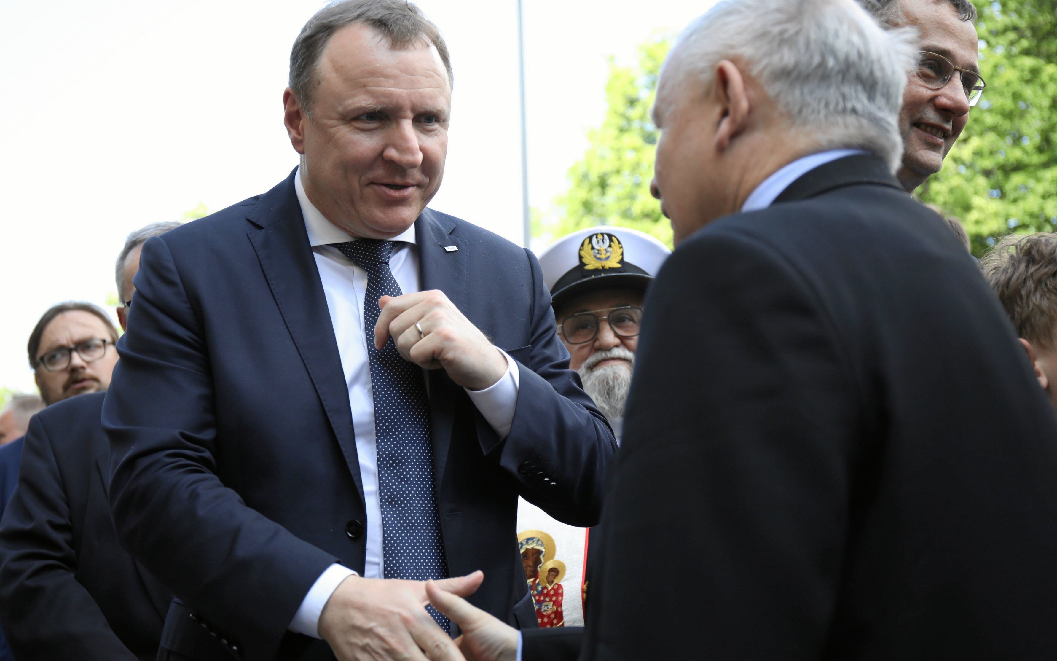 04.06.2019 Warszawa , al. Ujazdowskie 1/3 , KPRM . Nz prezes TVP Jacek Kurski , prezes PiS Jaroslaw Kaczynski podczas uroczystosci odsloniecia kamienia wegielnego pod pomnik premiera Jana Olszewskiego przed Kancelaria Prezesa Rady Ministrow .
Fot. Maciek Jazwiecki / Agencja Gazeta