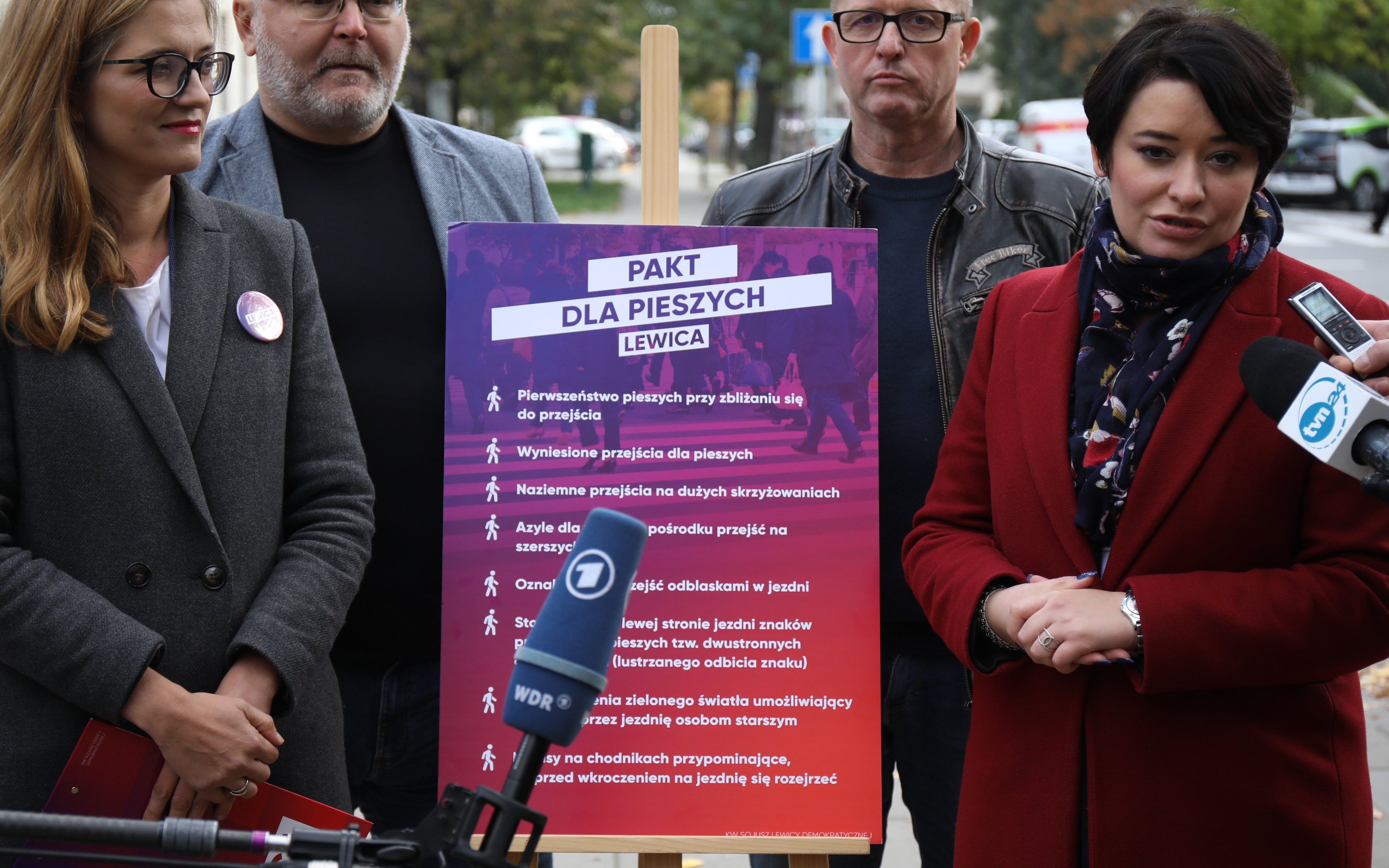 04.10.2019 Warszawa , skrzyzowanie ulica Krucza i Hoza . Od lewej: Magdalena Biejat , Krzysztof Liedel , Dariusz Rozenek , Anna Maria Zukowska podczas konferencji prasowej warszawskiej lewicy '' Pakt dla pieszych ''.
Fot. Maciek Jazwiecki / Agencja Gazeta