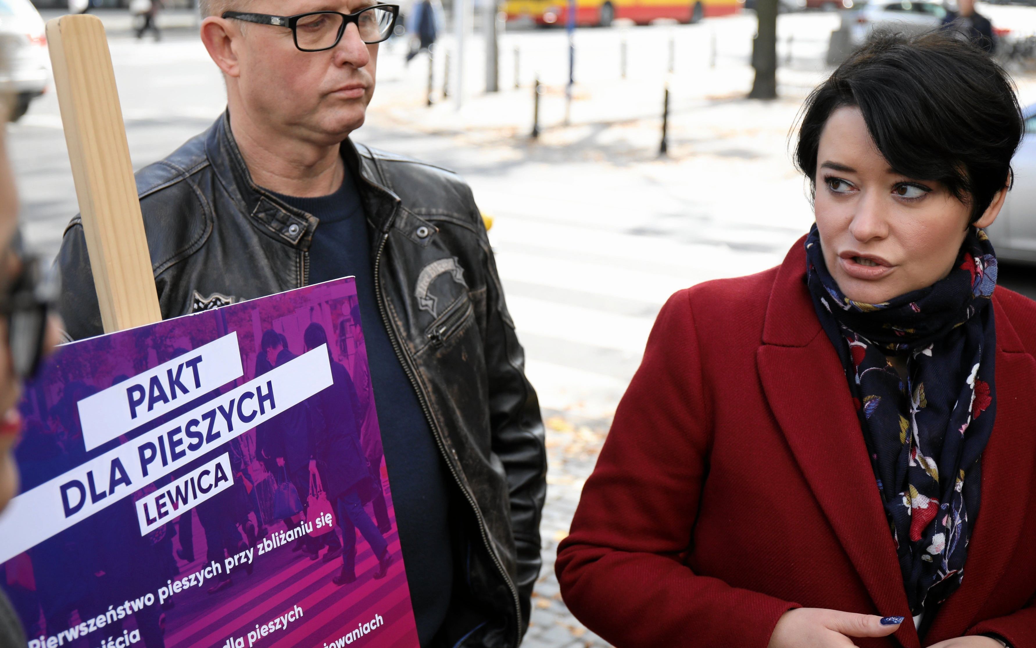 04.10.2019 Warszawa , skrzyzowanie ulica Krucza i Hoza . Od lewej: Magdalena Biejat , Dariusz Rozenek , Anna Maria Zukowska podczas konferencji prasowej warszawskiej lewicy '' Pakt dla pieszych ''.
Fot. Maciek Jazwiecki / Agencja Gazeta