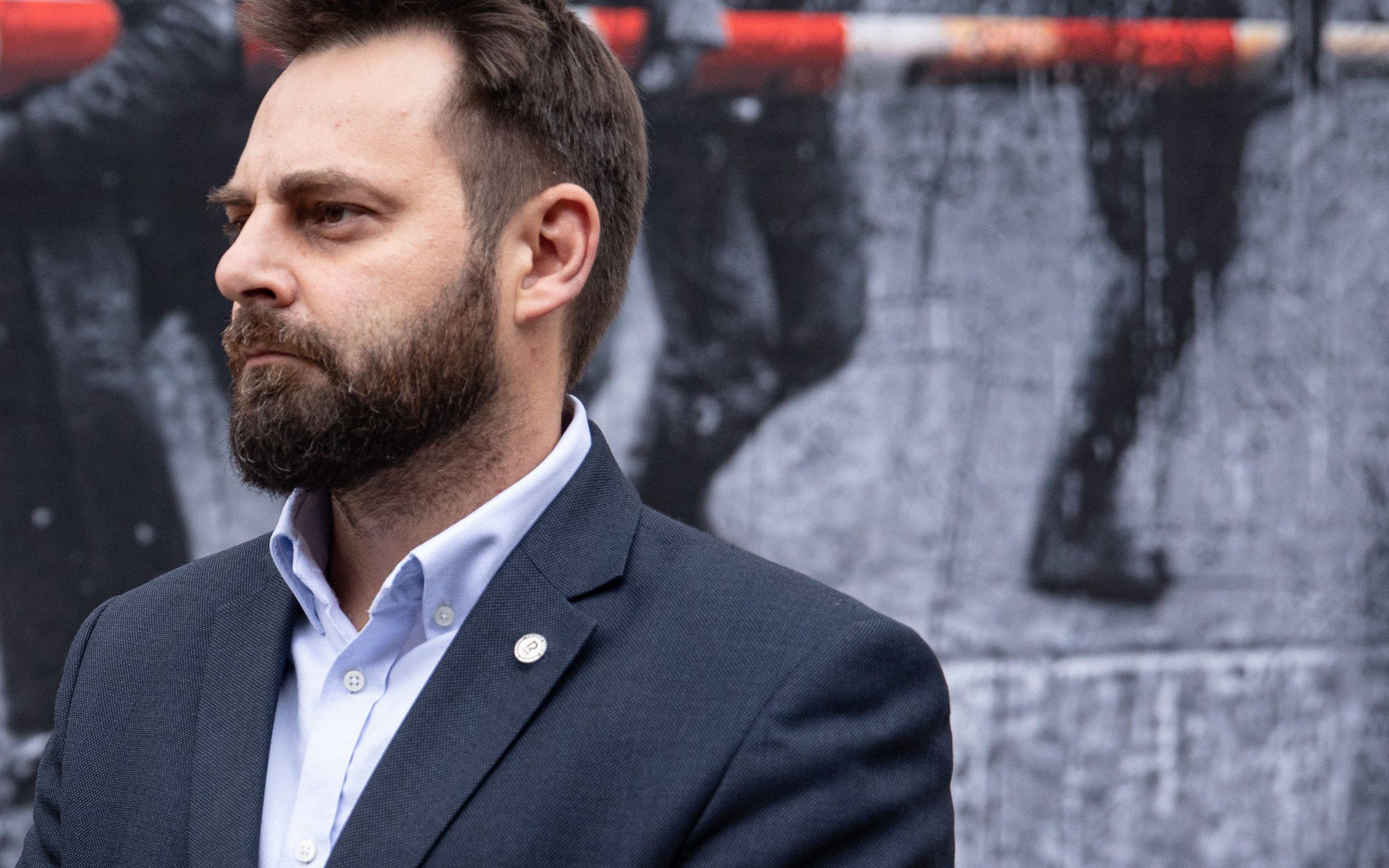17.09.2019 Warszawa , Zamek Krolewski . (Od lewej): Jerzy Kalina i Kurator Piotr Bernatowicz podczas odsloniecia pracy Jerzego Kaliny " Szlaban . Przejscia Graniczne " . 
Fot. Dawid Zuchowicz / Agencja Gazeta