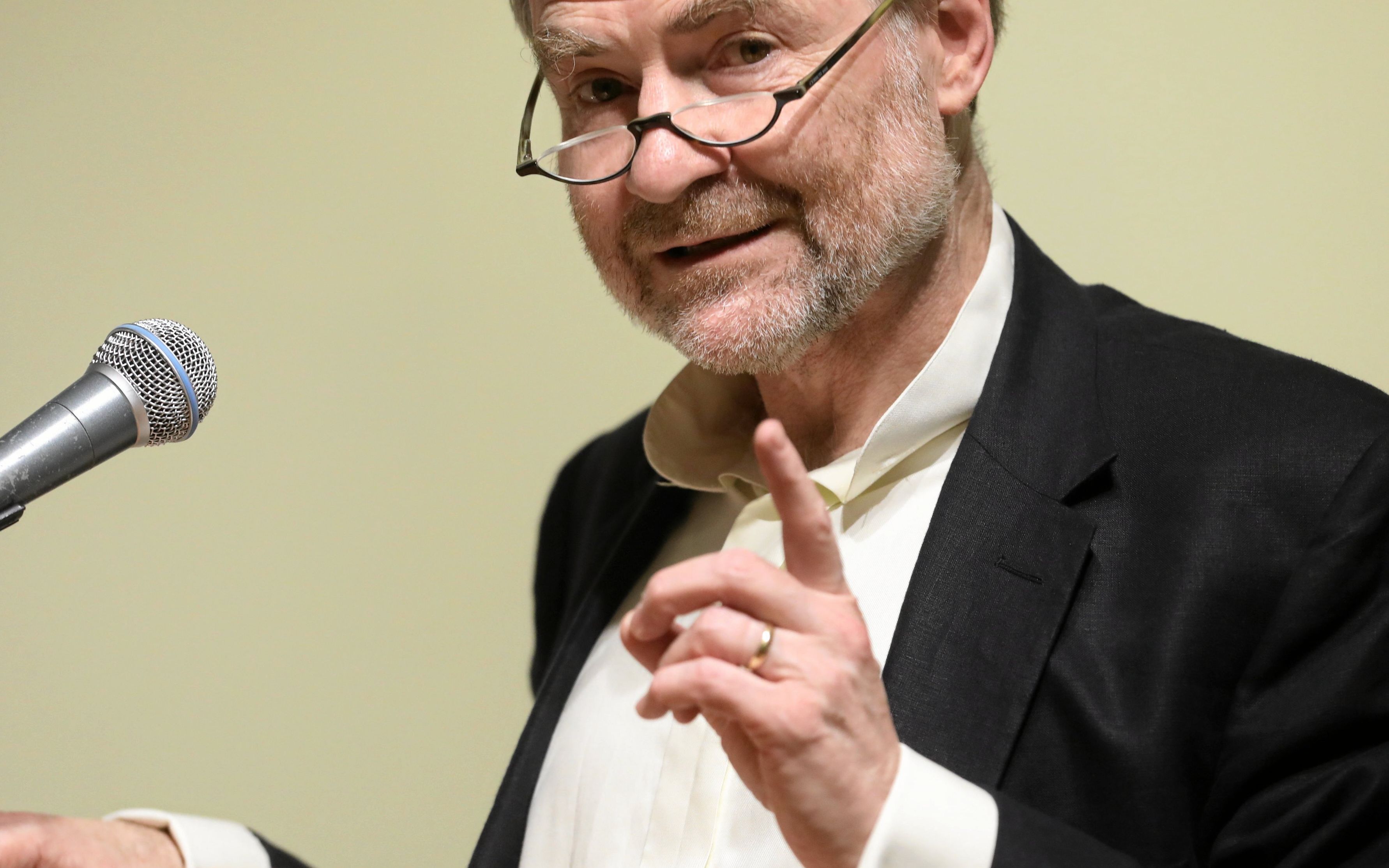 03.06.2019 Warszawa , ulica Sapiezynska 10a . Fundacja imienia Stefana Batorego . Prof. Tymothy Garton Ash podczas wykladu '' Polska , Europa : od '' chwalebnej rewolucji '' 1989 do kryzysu Unii 2019 .'' Przed wykladem Miroslaw Wyrzykowski wyglosil uwagi wstepne . Po wykladzie odbyla sie dyskusja , w ktorej uczestniczyli : Aleksander Smolar , dr Katarzyna Kasia , Danuta Hubner. prof. Timothy Garton Ash .
Fot. Maciek Jazwiecki / Agencja Gazeta