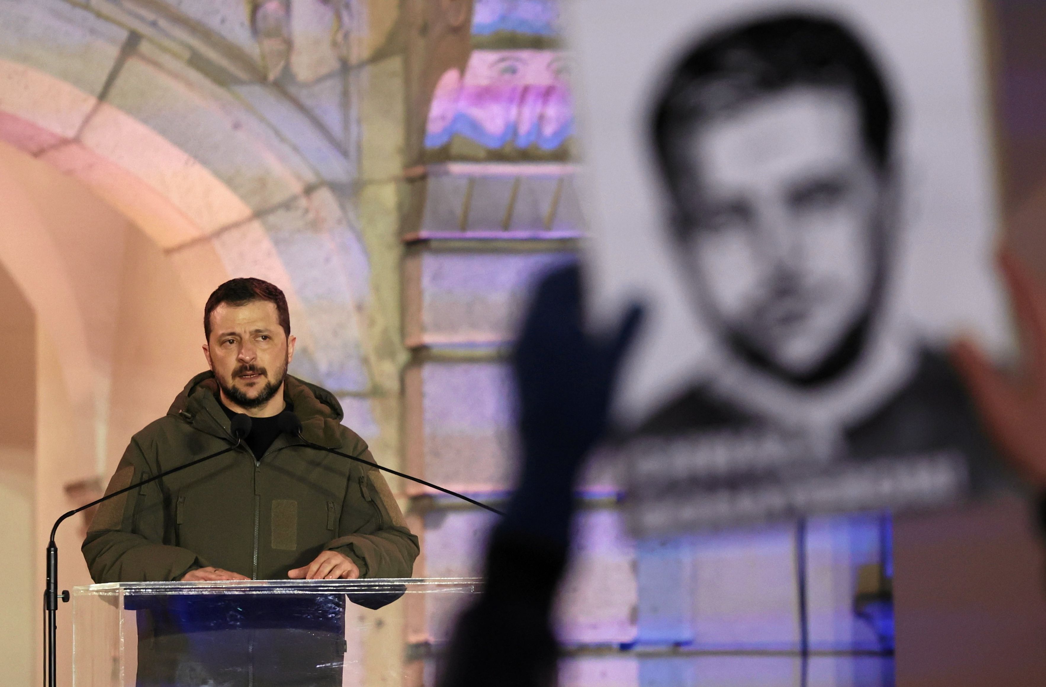 Prezydent Zełenski przemawia na dziedzińcu Zamku Królewskiego