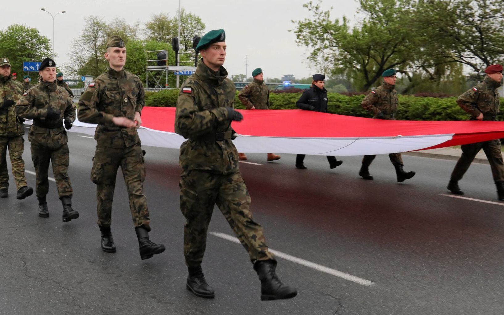 28.04.2019 Warszawa , Wislostrada . Proba generalna przeprowadzona nad ranem , przed defilada wojskowa , ktora odbedzie sie 3 maja w Warszawie z okazji swieta panstwowego . Flaga Polski . 
Fot. Slawomir Kaminski / Agencja Gazeta