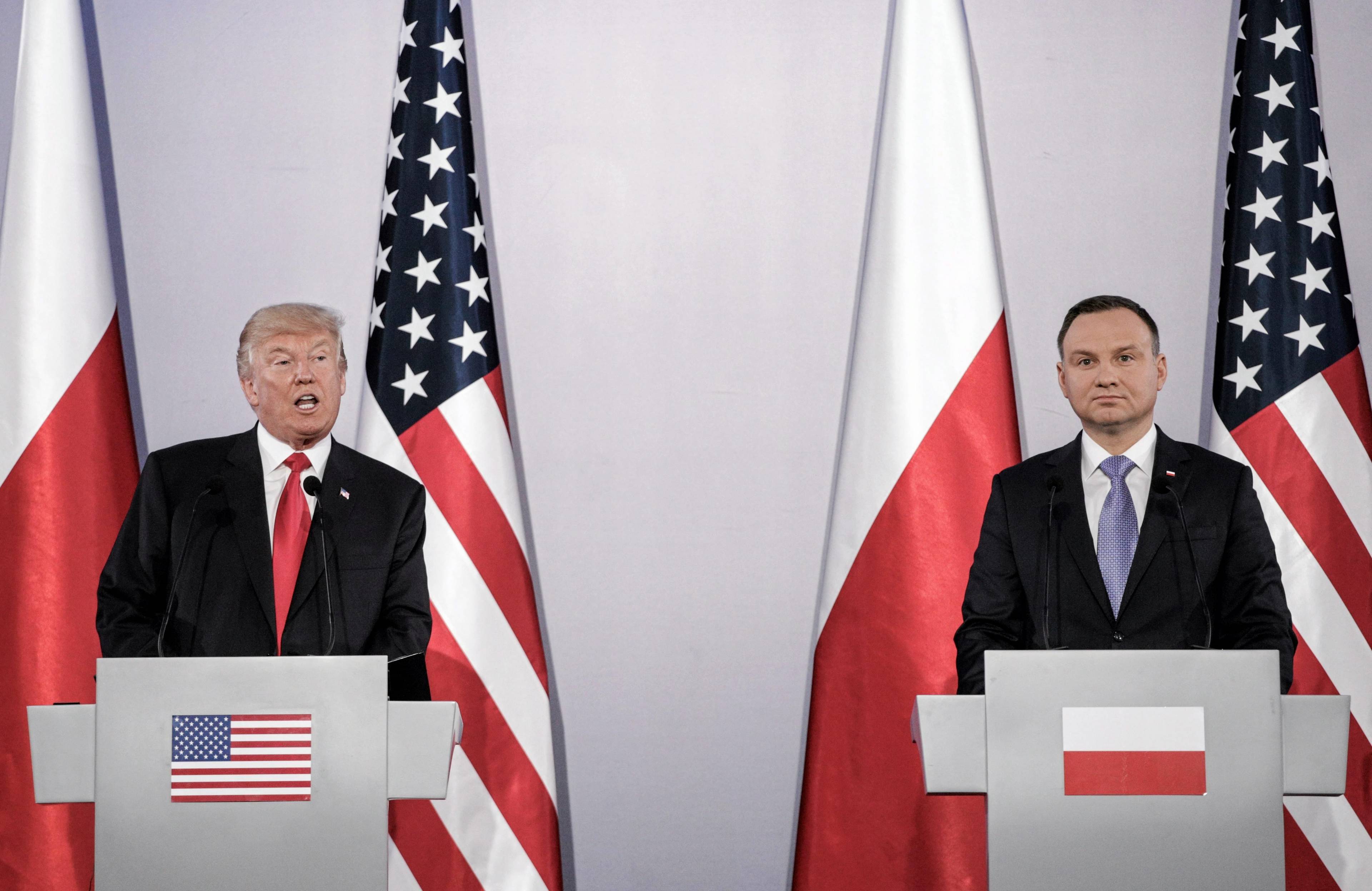 Trump przyjmowany przez Dudę w Warszawie w 2017 r.