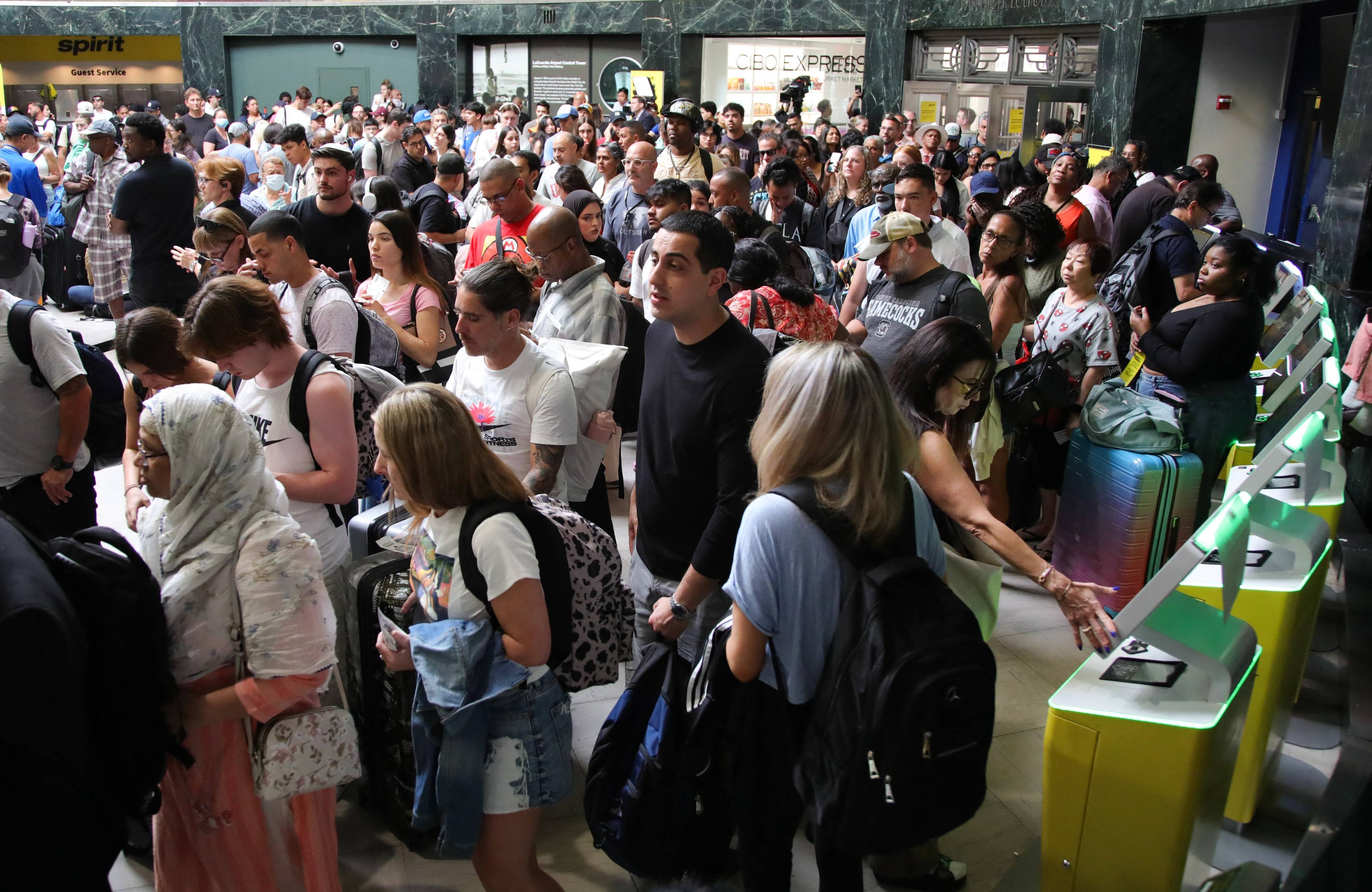 Tłum ludzi na lotnisku