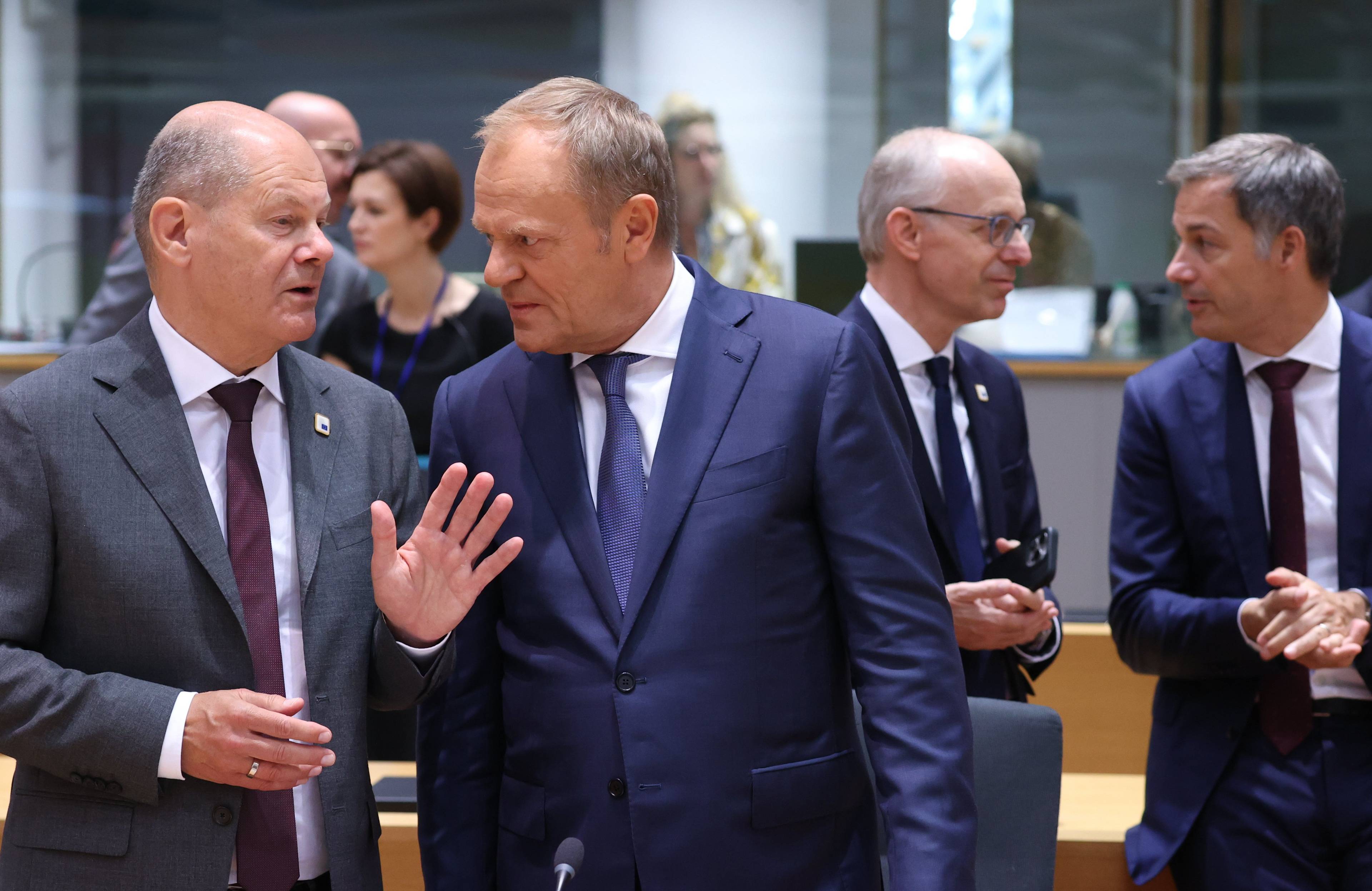 Od lewej do prawej: Olaf Scholz, kanclerz Niemiec, i Donald Tusk, premier Polski podczas szczytu Rady Europejskiej w czerwcu 2024.