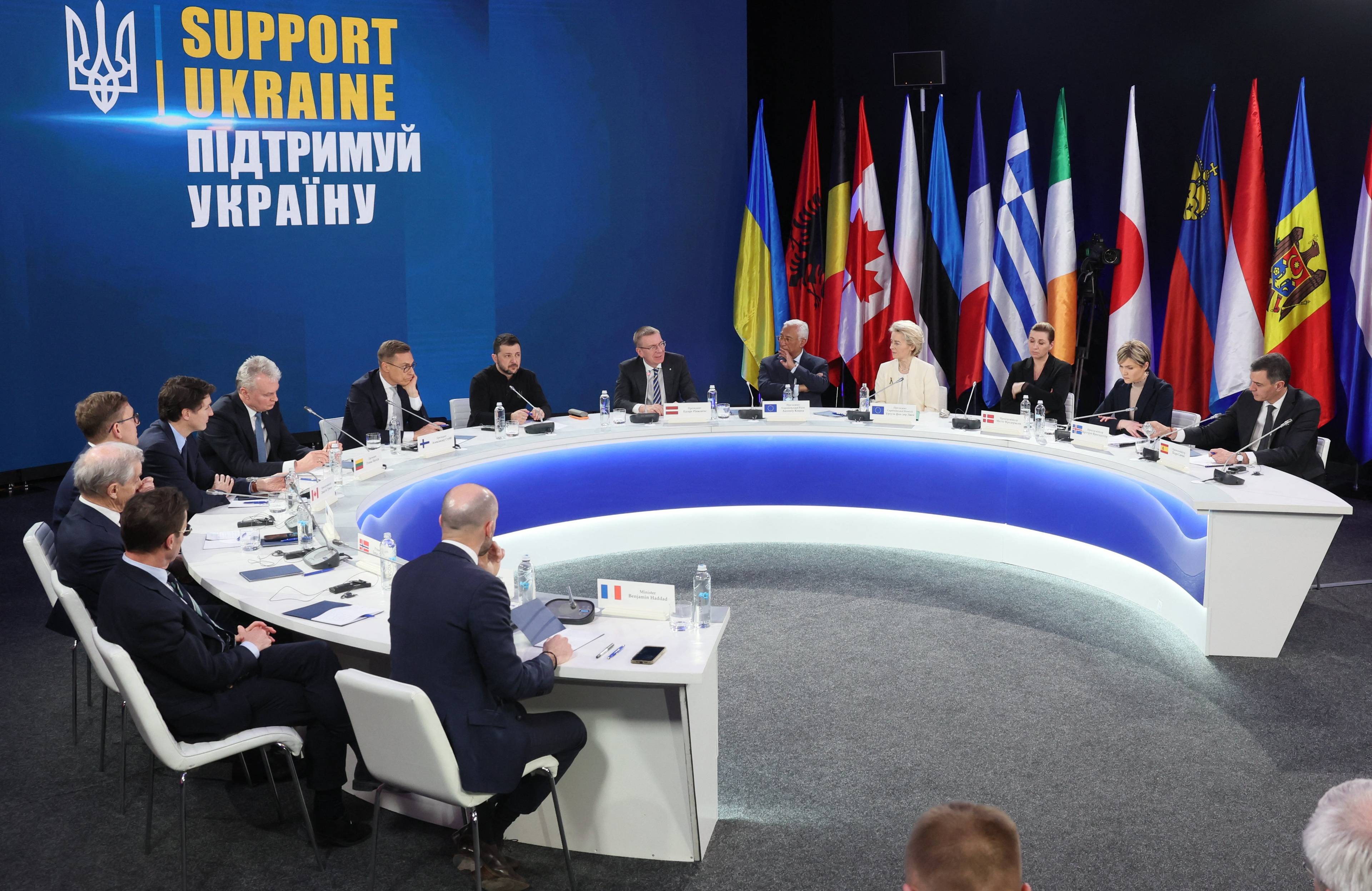 (Od lewej) Delegowany minister ds. europejskich Francji Benjamin Haddad, premier Szwecji Ulf Kristersson, premier Norwegii Jonas Gahr Stoere, premier Estonii Kristen Michal, premier Kanady Justin Trudeau, prezydent Litwy Gitanas Nauseda, prezydent Finlandii Alexander Stubb, prezydent Ukrainy Wołodymyr Zełenski, prezydent Łotwy Edgars Rinkevics, Przewodniczący Rady Europejskiej Antonio Costa, przewodnicząca Komisji Europejskiej Ursula von der Leyen, premier Danii Mette Frederiksen, premier Islandii Kristrun Frostadottir i premier Hiszpanii Pedro Sanchez uczestniczą w konferencji prasowej po szczycie „Wspieraj Ukrainę”, upamiętniającym trzecią rocznicę rosyjskiej inwazji, w Kijowie na Ukrainie, 24 lutego 2025 r. )