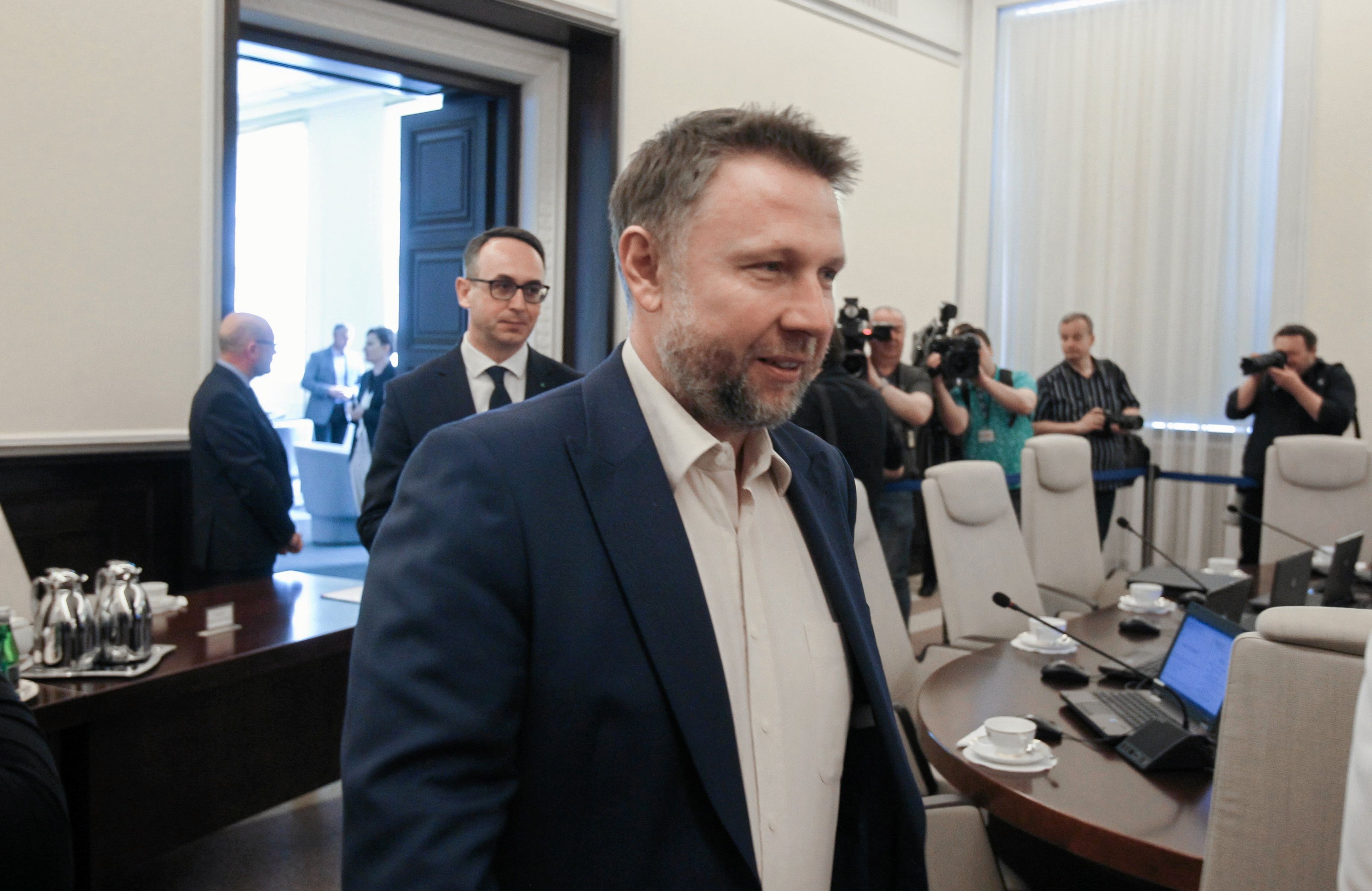 Mężczyzna w marynarce na sali posiedzeń rządu
