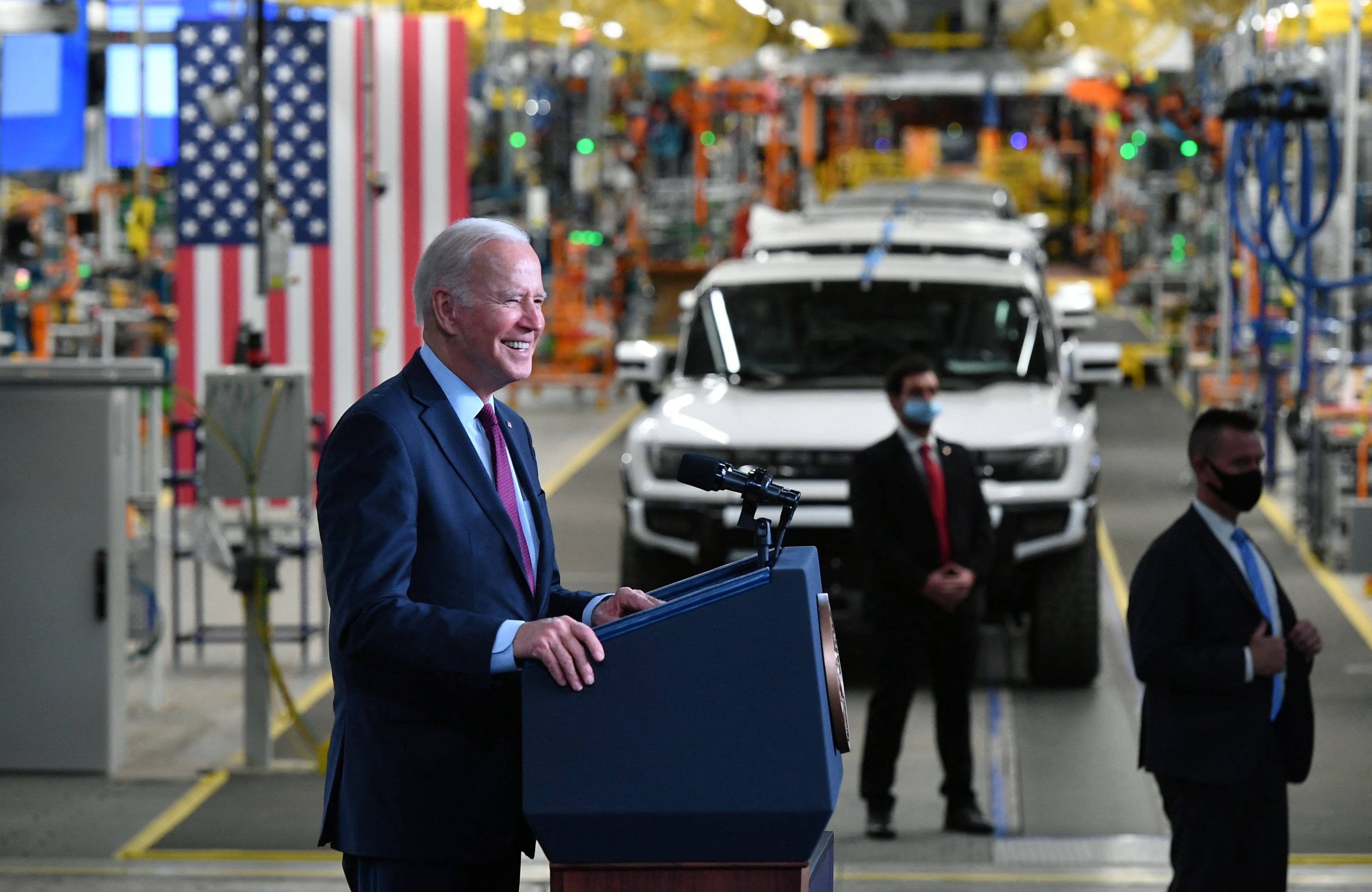 Prezydent USA Joe Biden przemawia podczas wizyty w fabryce pojazdów elektrycznych