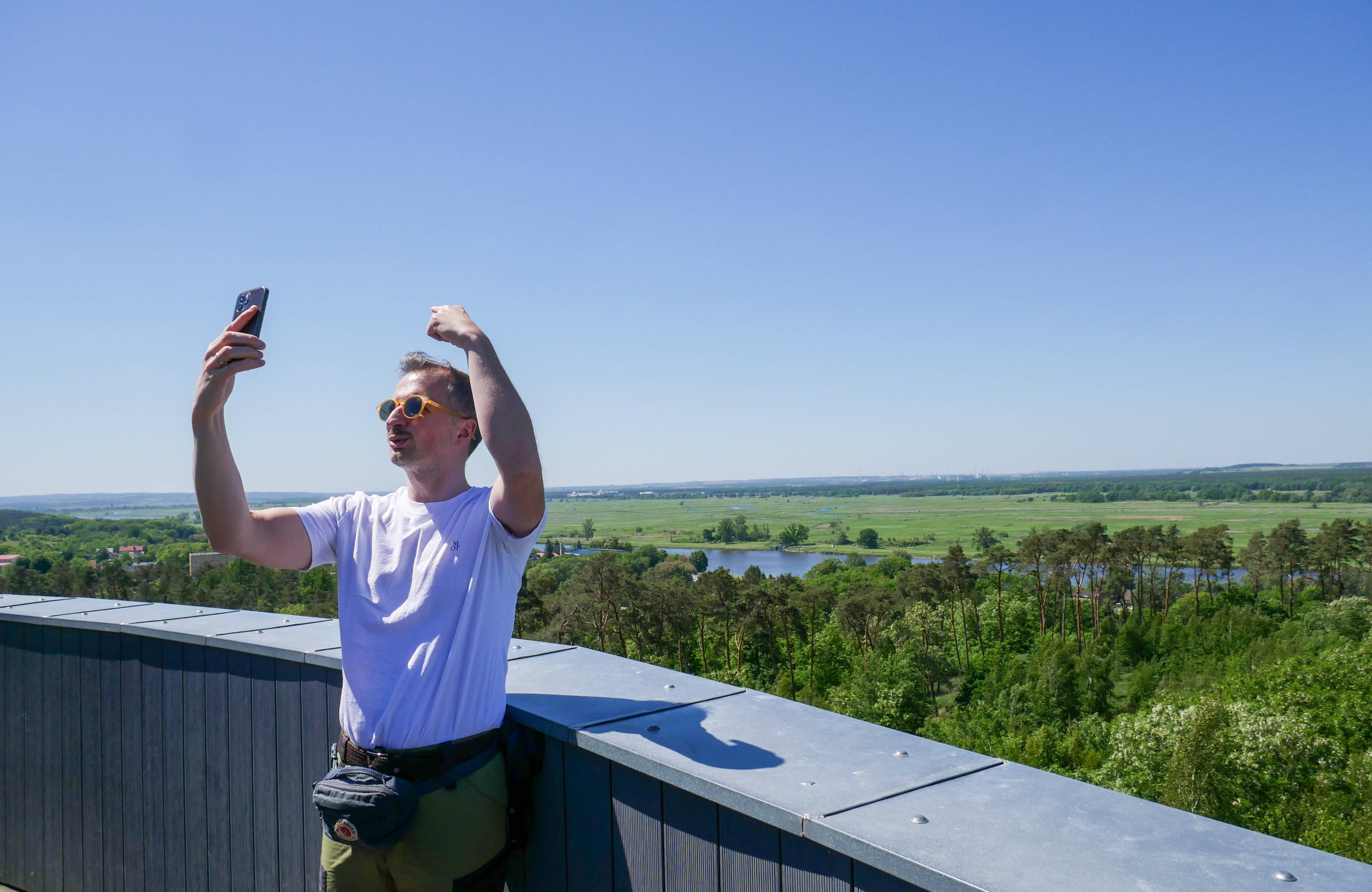 wiceminister robi sobie selfie na tle parku narodowego