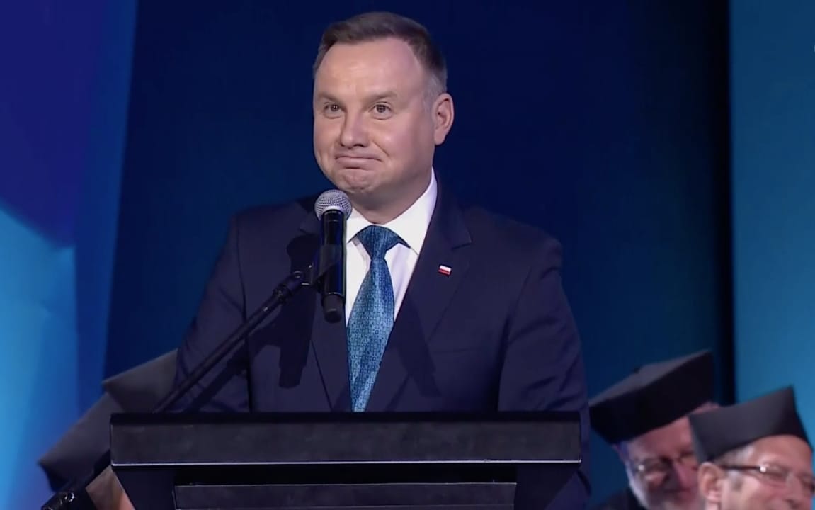 Grafika do artykułu Prezydent Duda rozpoczyna kampanię rasistowskim dowcipem o ludojadach, którzy pożerają rektorów