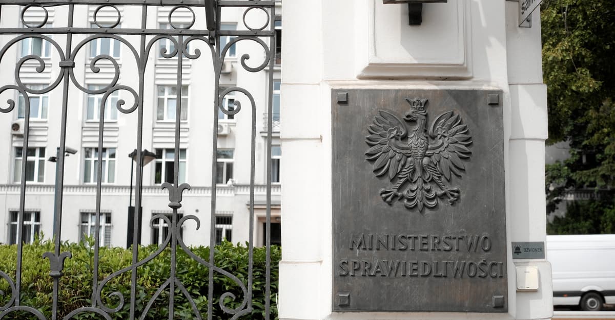 Rząd deklaruje: wycofujemy się z nowelizacji, która pozbawiłaby NGO prawa do sądu