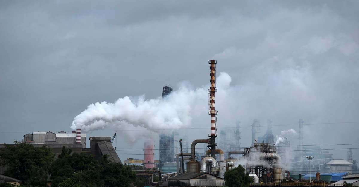 Indyjskie firmy naftowe unikają rosyjskiej ropy po umowie z Trumpem
