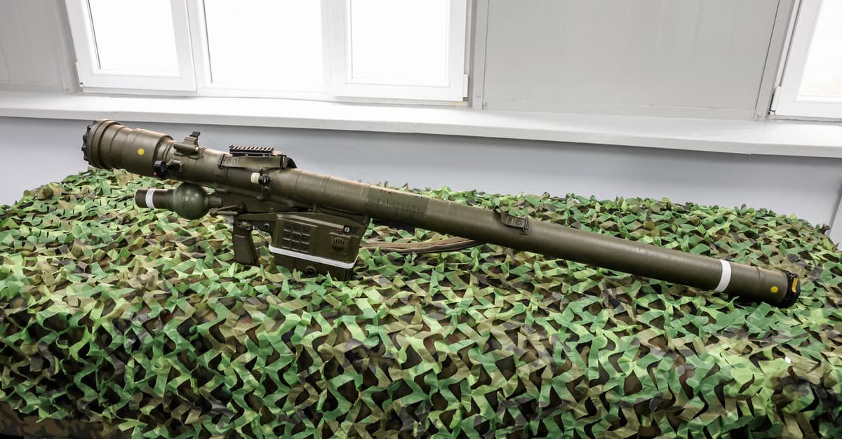 Kontenery z uzbrojeniem bez nadzoru na jednym z podkarpackich lotnisk