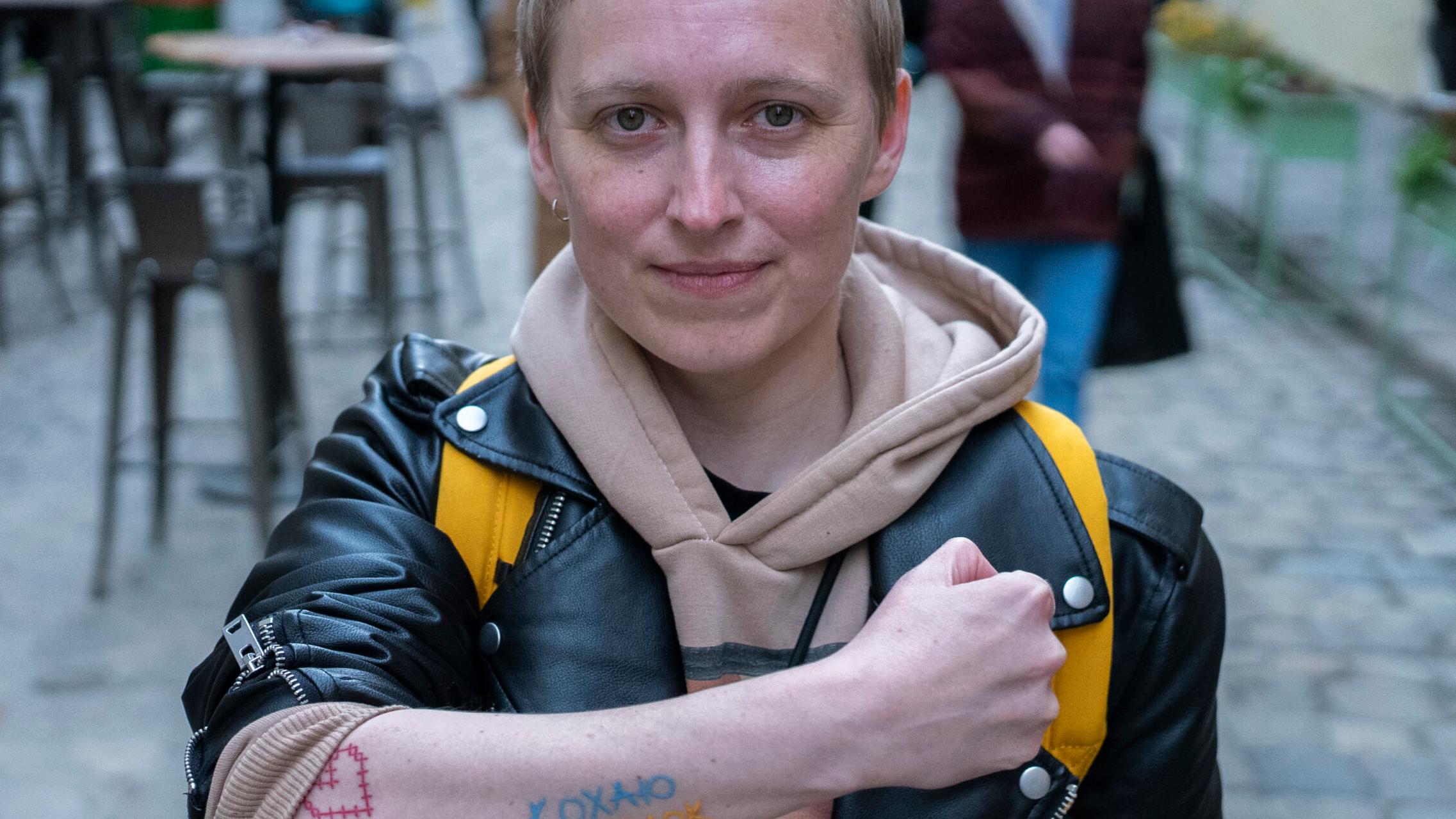 Wera Czernigina pokazuje na ręce kolorowy tatuaż "Kocham Ukrainę"