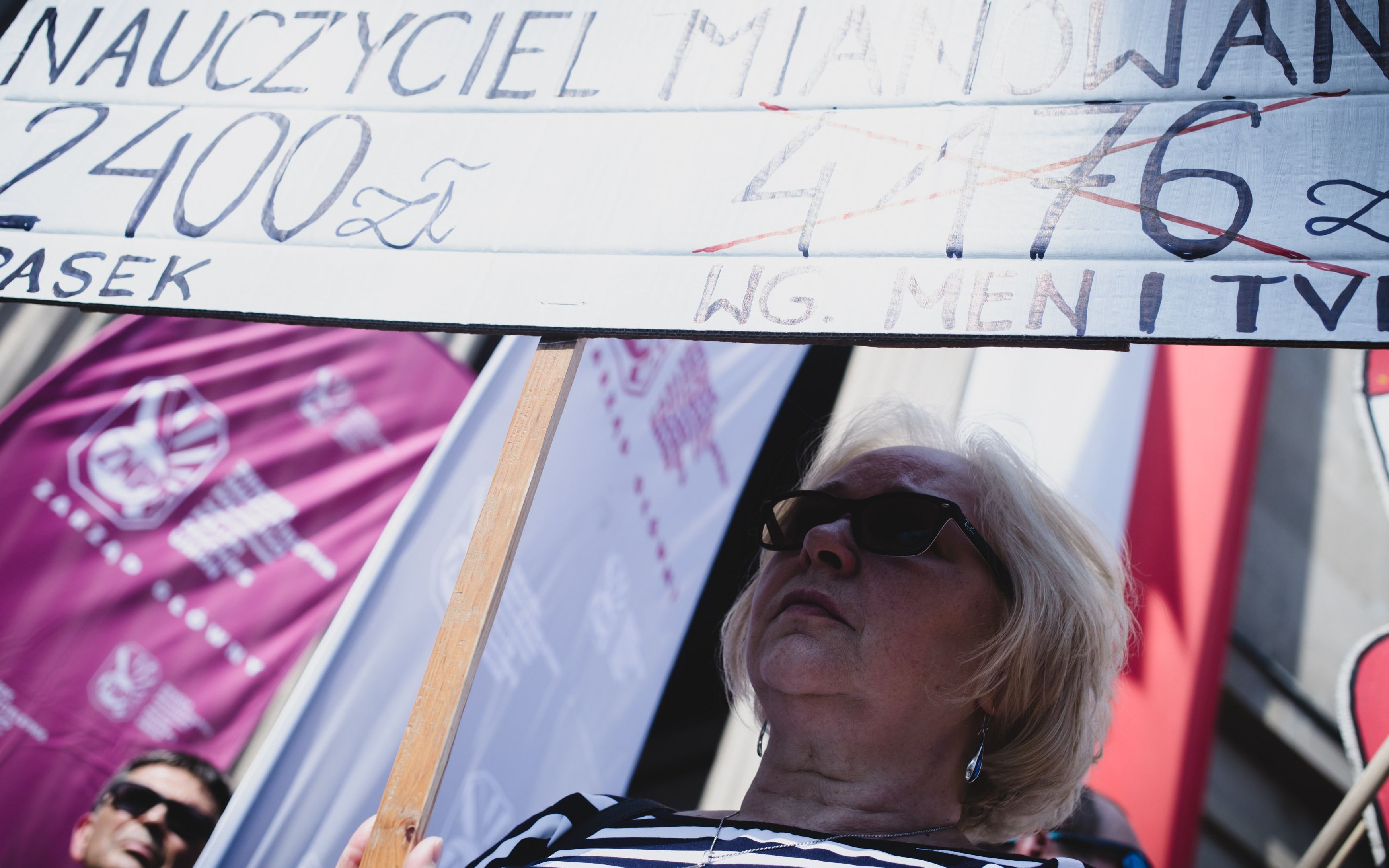 Grafika do artykułu "Nauczyciele nie chcą po prostu pieniędzy. Walczą o to, by móc dalej pracować w zawodzie" [WYWIAD]