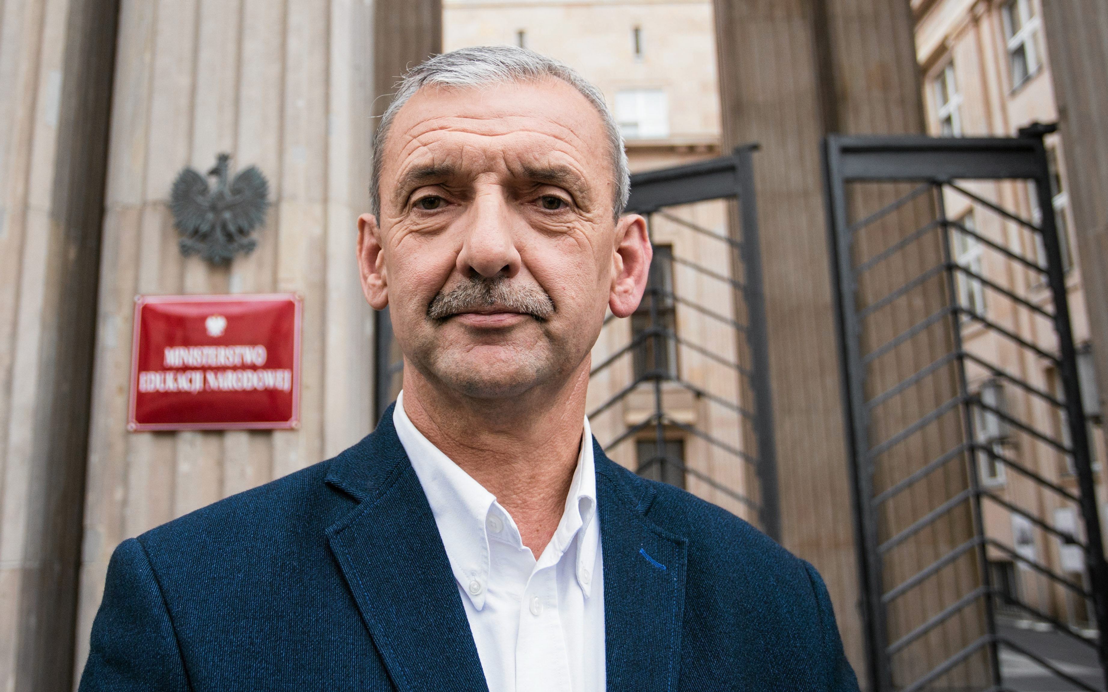 04.09.2017 Warszawa ,  Aleja Szucha . Przewodniczacy Zwiazku Nauczycielstwa Polskiego Slawomir Broniarz podczas protestu " Szkola jest nasza " .
Fot. Adam Stepien / Agencja Gazeta