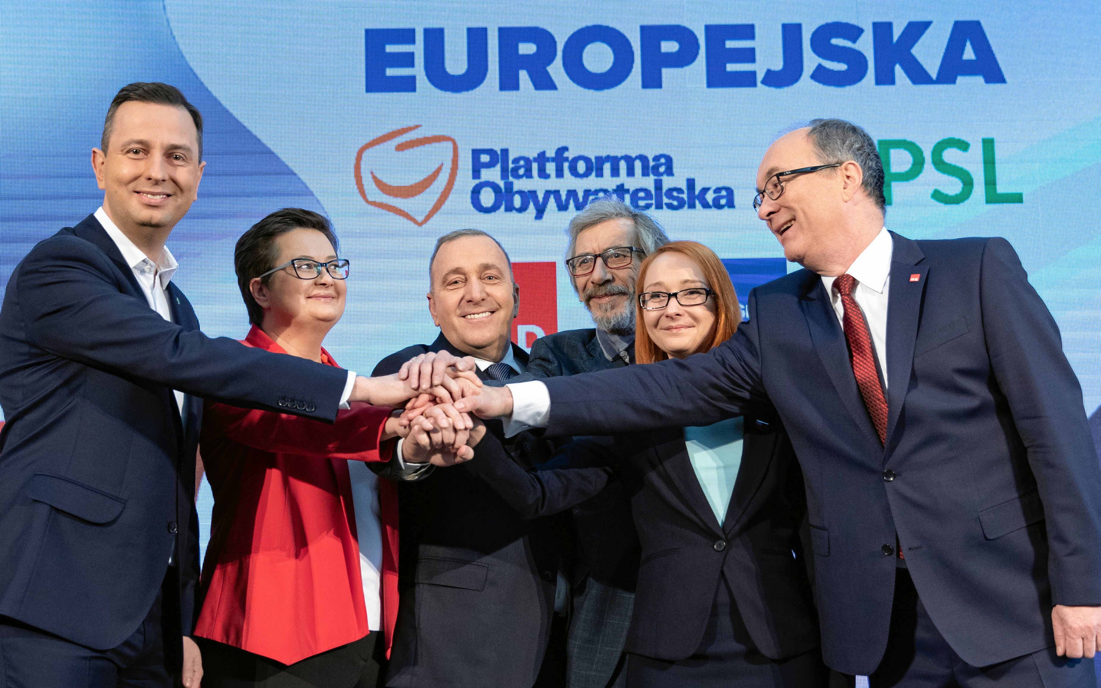 24.02.2019 Warszawa , Dom Dziennikarza , Foksal 3/5 . (Od lewej): Prezes PSL Wladyslaw Kosiniak-Kamysz , przewodniczaca Nowoczesnej Katarzyna Lubnauer , przewodniczacy PO Grzegorz Schetyna , przewodniczacy Zielonych Marek Kossakowski , przewodniczaca Zielonych Malgorzata Tracz , przewodniczacy SLD Wlodzimierz Czarzasty podczas konferencji prasowej liderow Koalicji Europejskiej . 
Fot. Dawid Zuchowicz / Agencja Gazeta