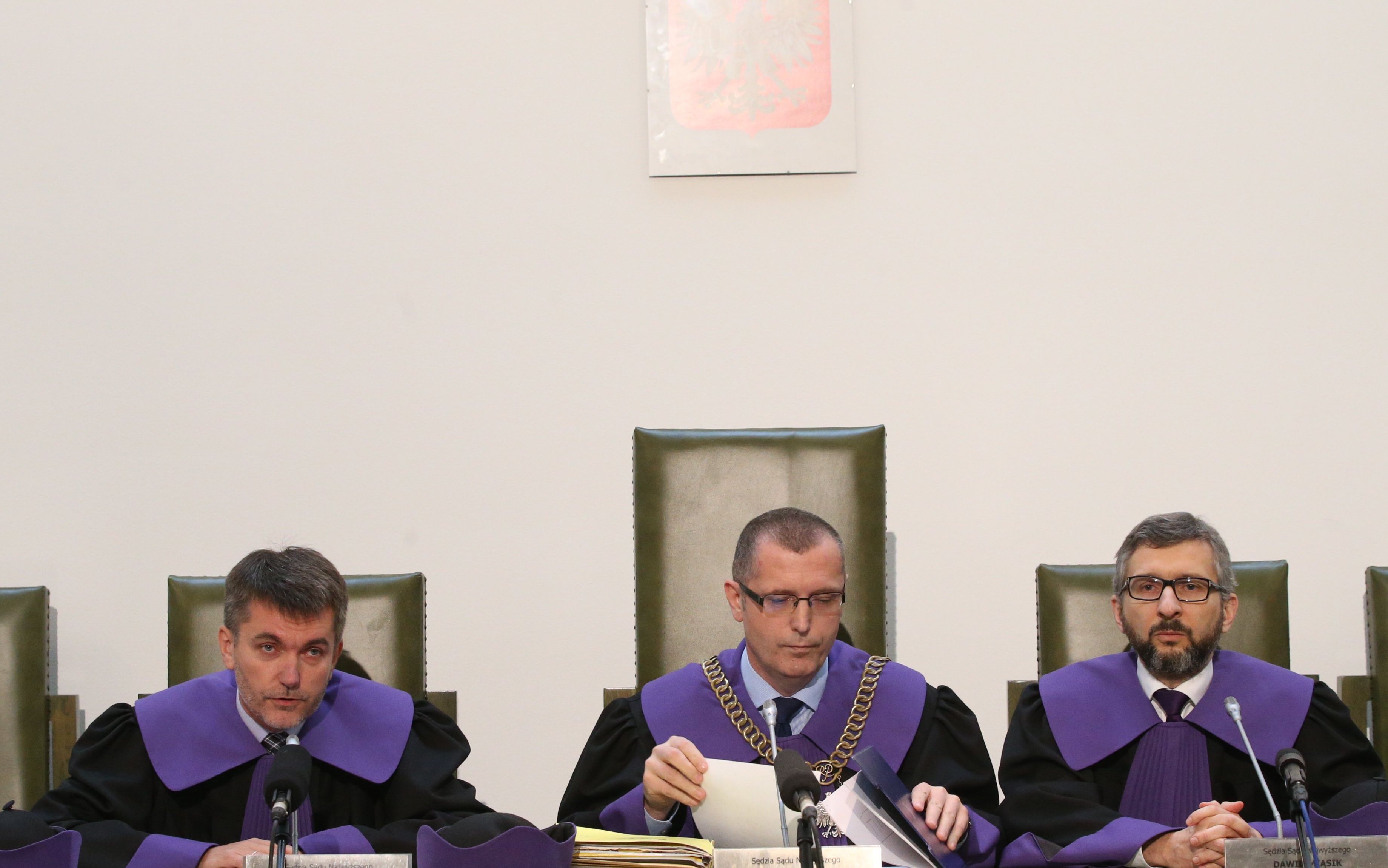 05.12.2019 Warszawa , Sad Najwyzszy. Orzeczenie Sadu Najwyzszego w sprawie niezaleznosc Izby Dyscyplinarnej i KRS, 5 grudnia 2019. Od lewej: sedzia Bohdan Bieniek, sedzia Piotr Prusinowski, sedzia Dawid Miasik
Fot. Kuba Atys / Agencja Gazeta