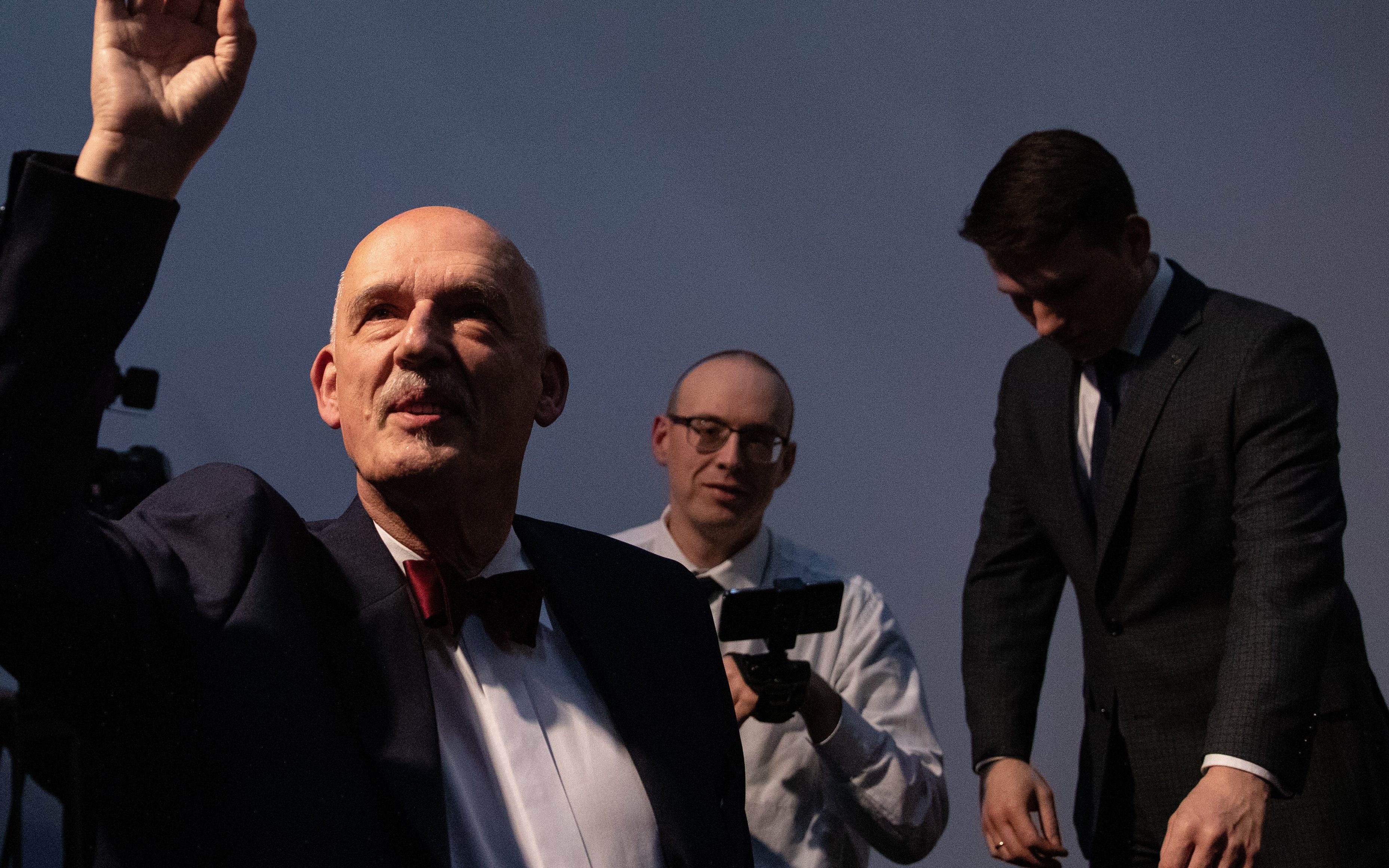 27.02.2019 Warszawa . Janusz Korwin Mikke (L) podczas konwencji " Konfederacji " przed wyborami do Parlamentu Europejskiego . 
Fot. Dawid Zuchowicz / Agencja Gazeta