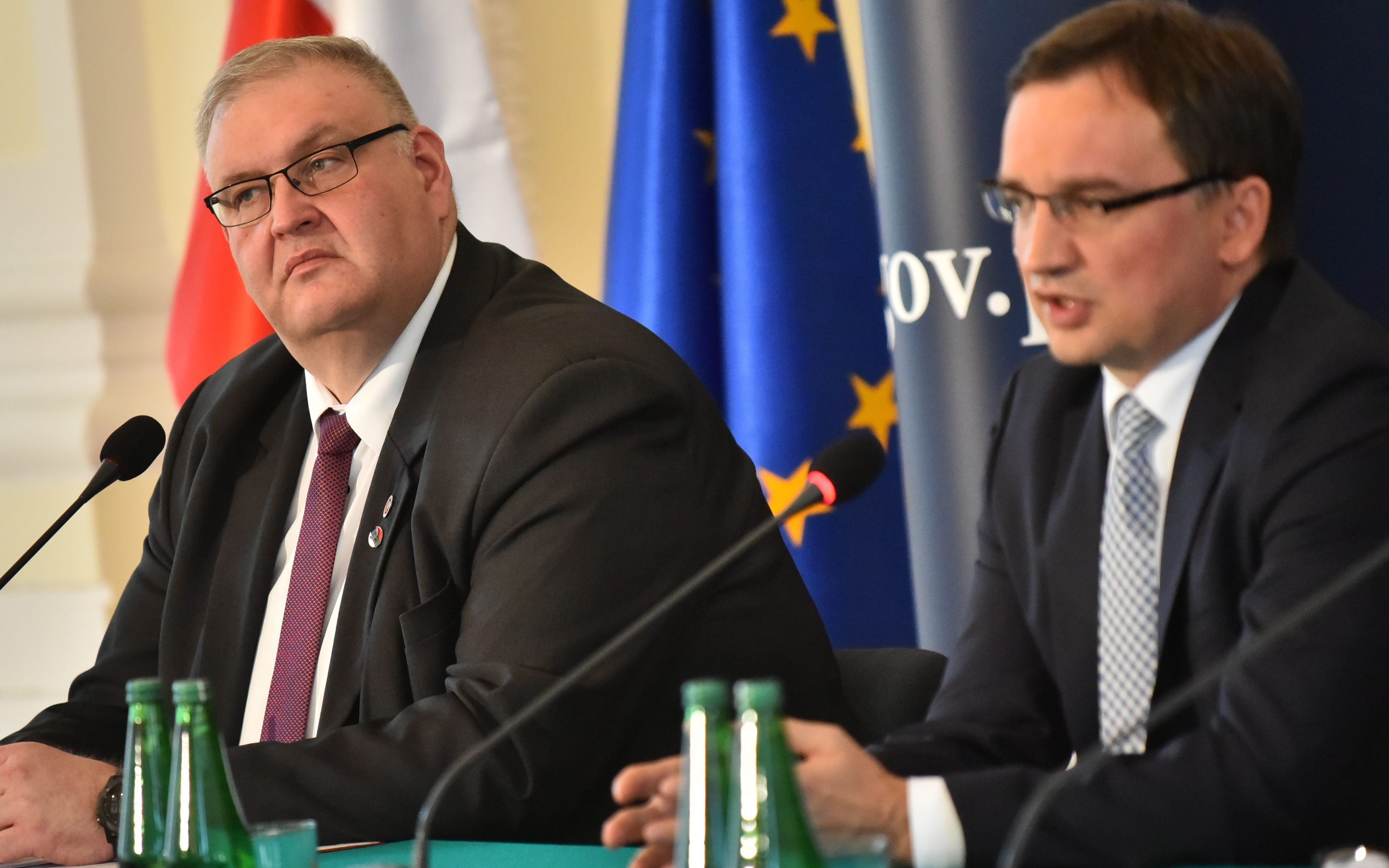 12.10.2017 Warszawa , ul. Rakowiecka , Prokuratura Krajowa . Prokurator Krajowy i I zast. prokuratora generalnego Bogdan Swieczkowski (l) , minister sprawiedliwosci i prokurator generalny Zbigniew Ziobro (p) podczas konferencji prasowej .
Fot. Franciszek Mazur / Agencja Gazeta